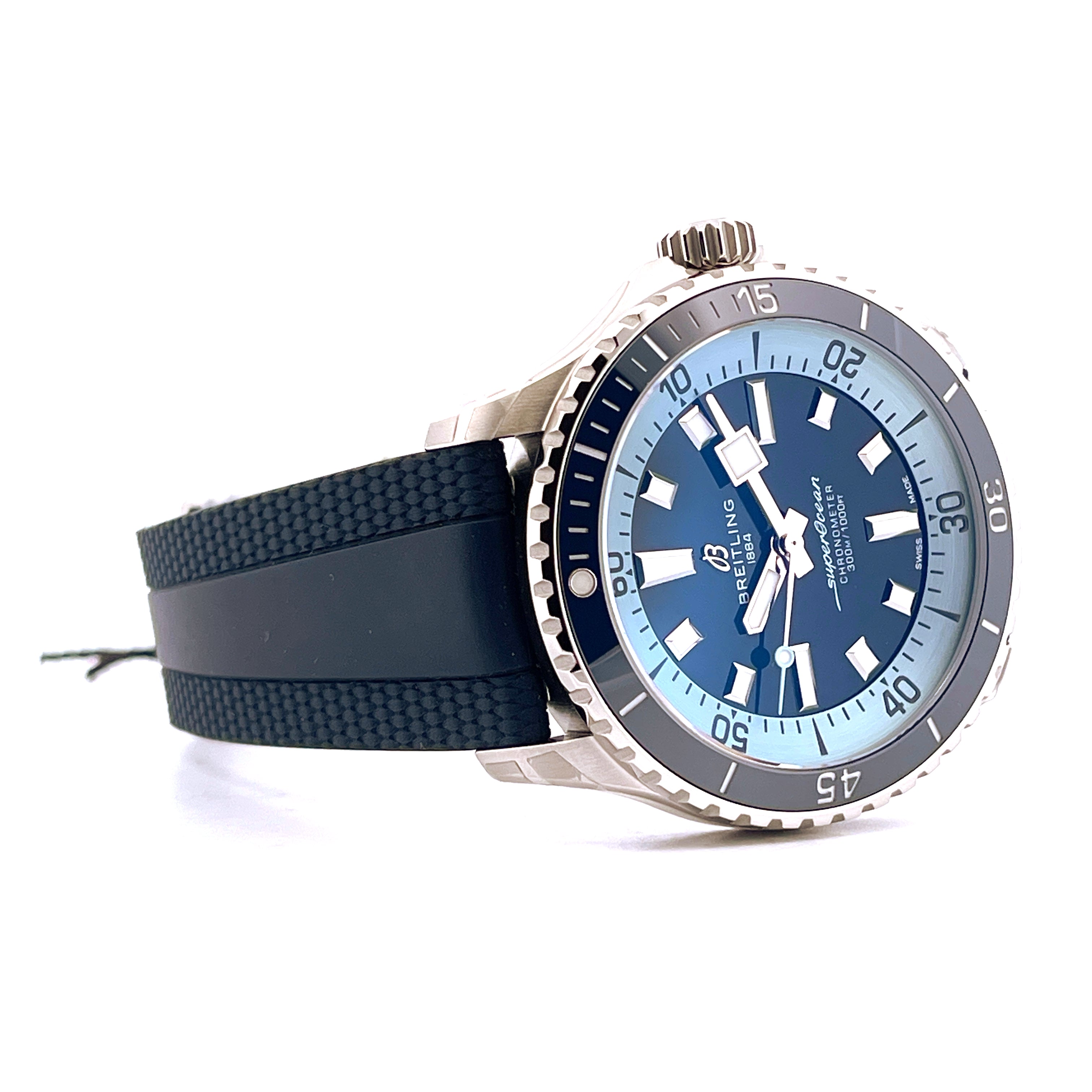 Breitling Superocean Automatic 42 Sylt Edition, eine Taucheruhr mit blauem Zifferblatt und schwarzem Kautschukarmband