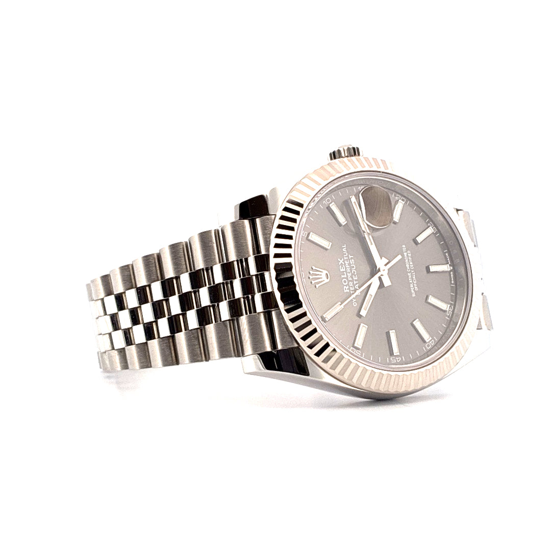Rolex Datejust 41 mit grauem Zifferblatt und Jubilee-Armband aus Edelstahl auf weißem Hintergrund