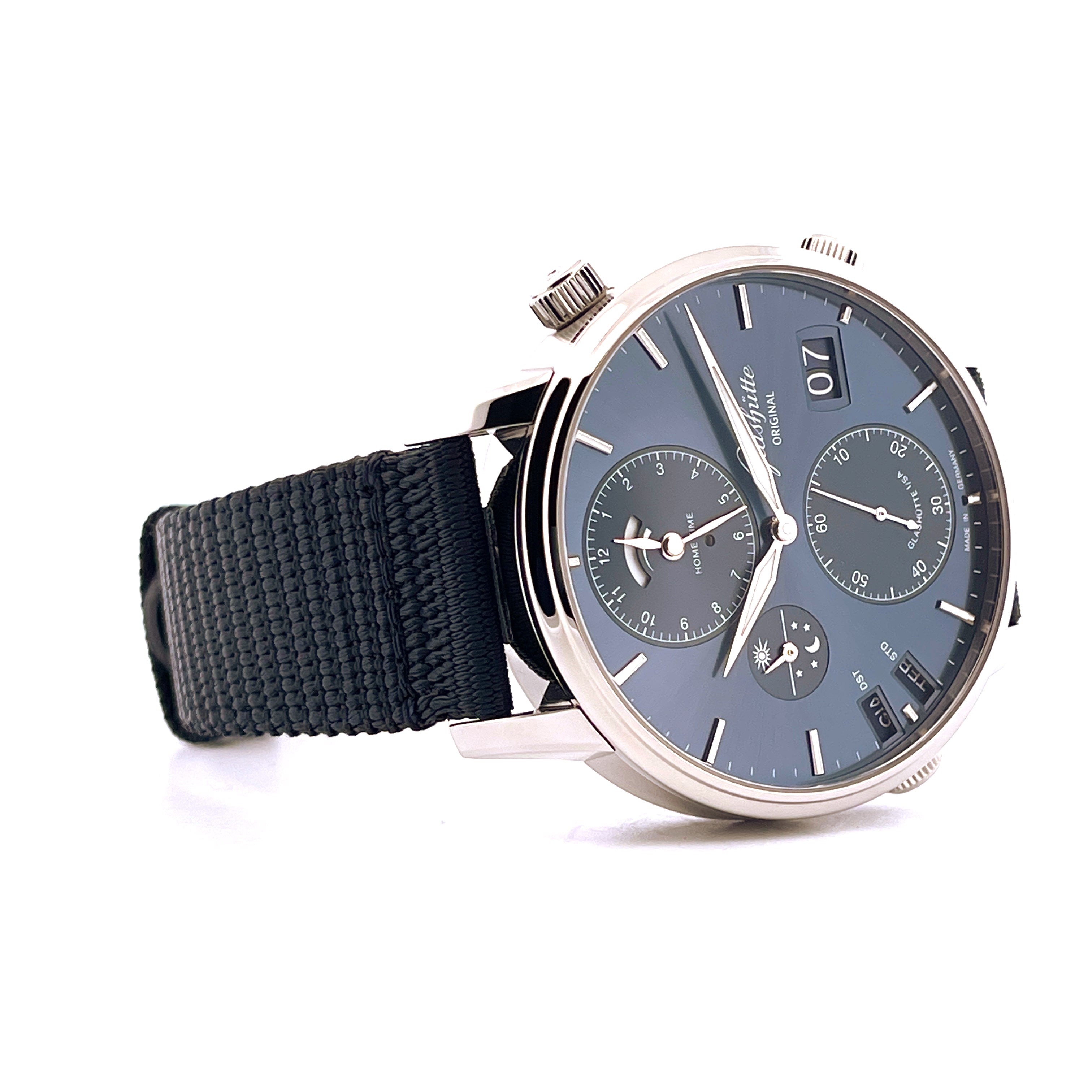 Glashütte Original Senator Cosmopolite 44mm Edelstahl mit blauem Zifferblatt und schwarzem Band im Seitenprofil