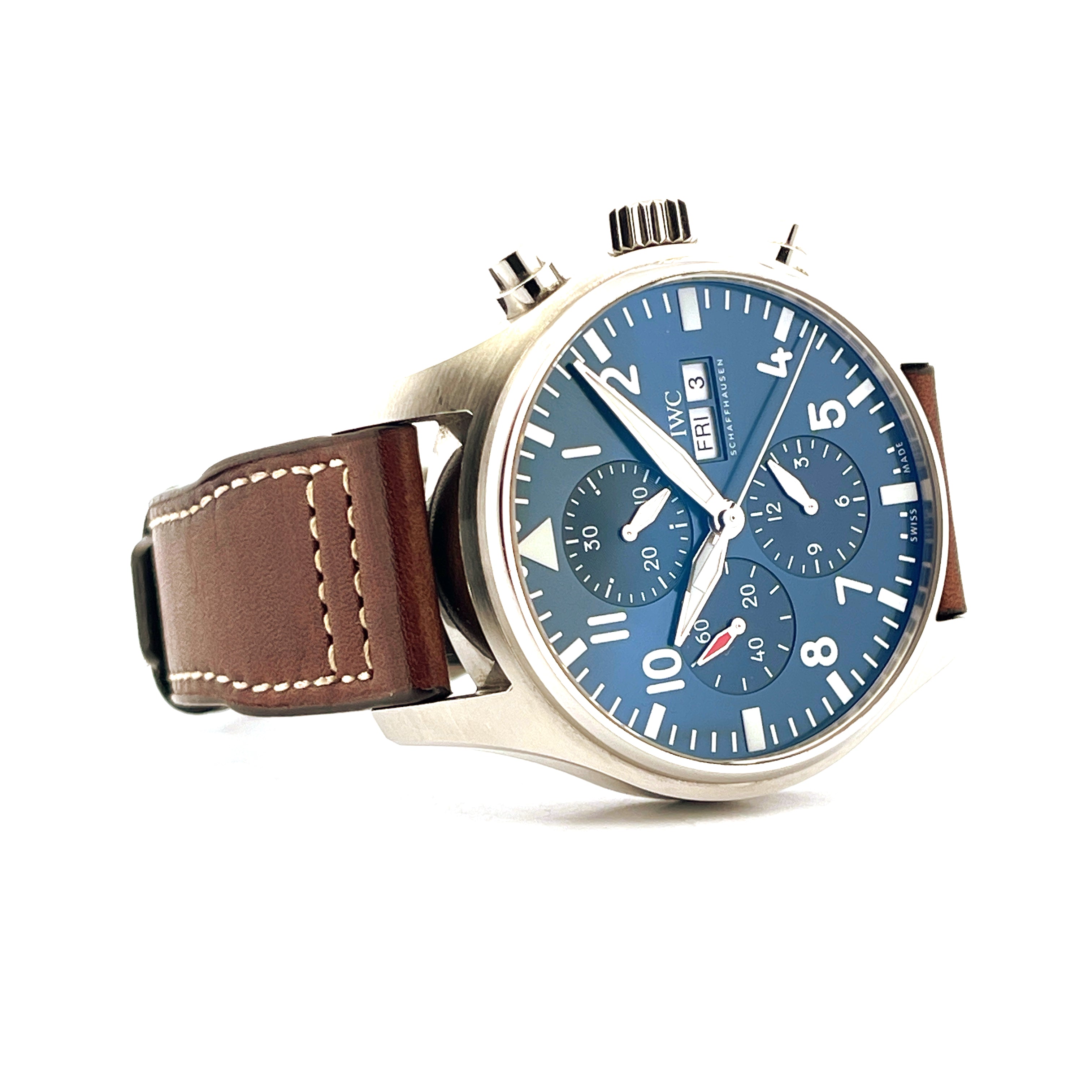 IWC Pilot Chronograph Le Petit Prince Blue aus Edelstahl mit braunem Lederarmband, blaue Zifferblattansicht von vorne link…