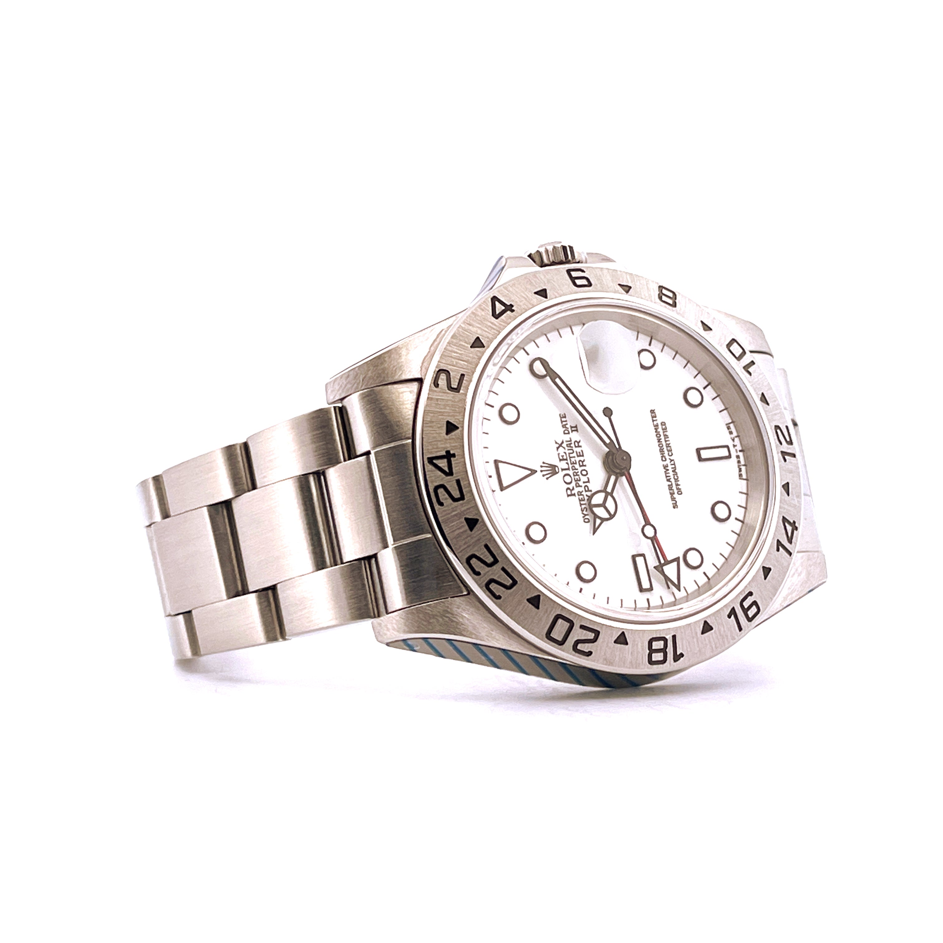 Eine Rolex Explorer II Polar White 16570 aus Stahl aus dem Jahr 1998 mit silbernem Zifferblatt auf weißem Hintergrund