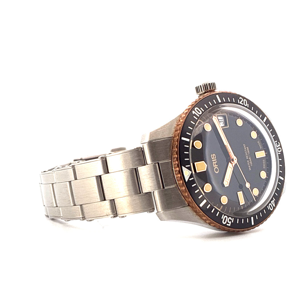 Oris Divers Sixty Five Automatik mit Edelstahlgehäuse und Datumsanzeige auf grauem Zifferblatt