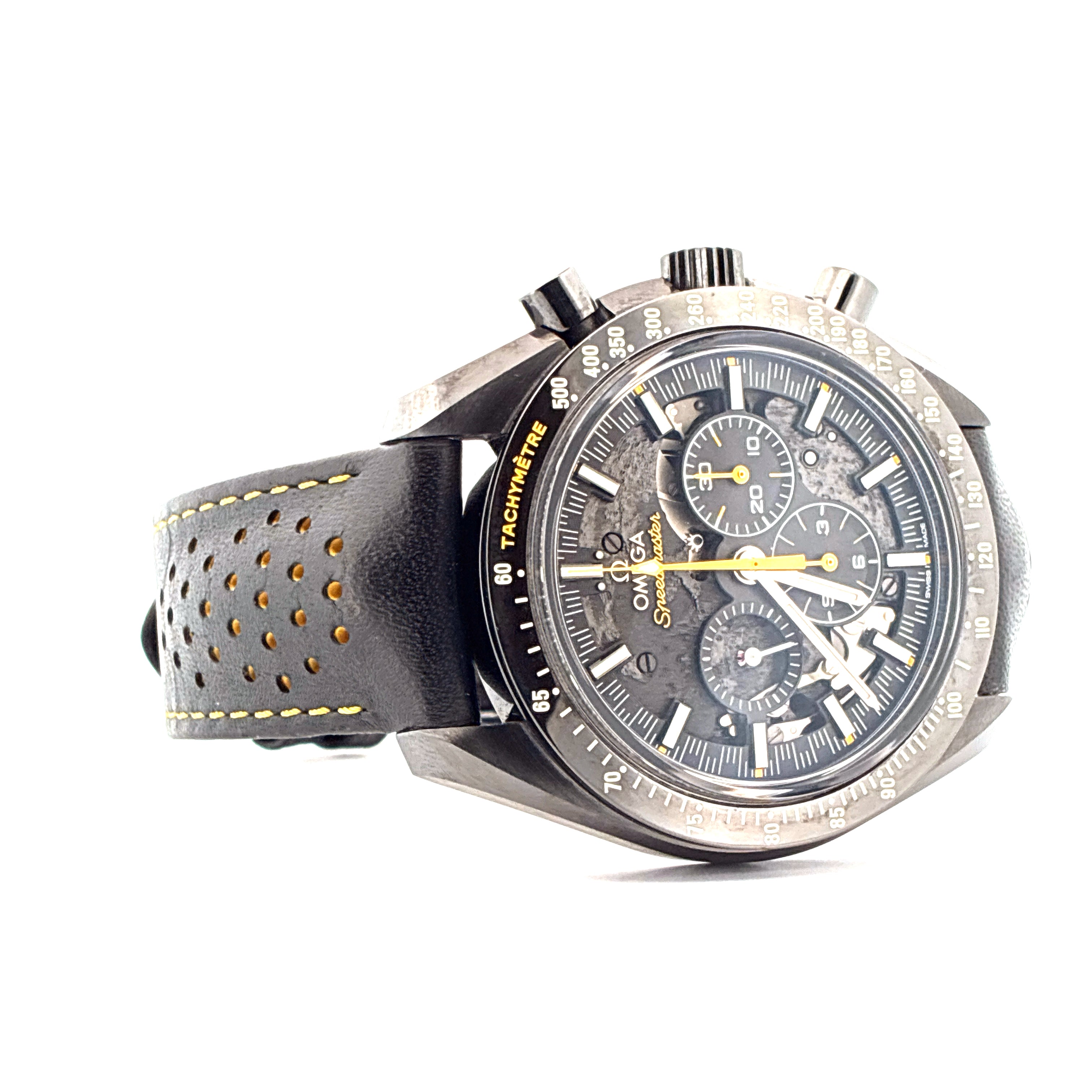 Omega Speedmaster Dark Side Of The Moon Apollo 8 Uhr im Seitenprofil mit schwarzem Lederarmband und gelben Nähten