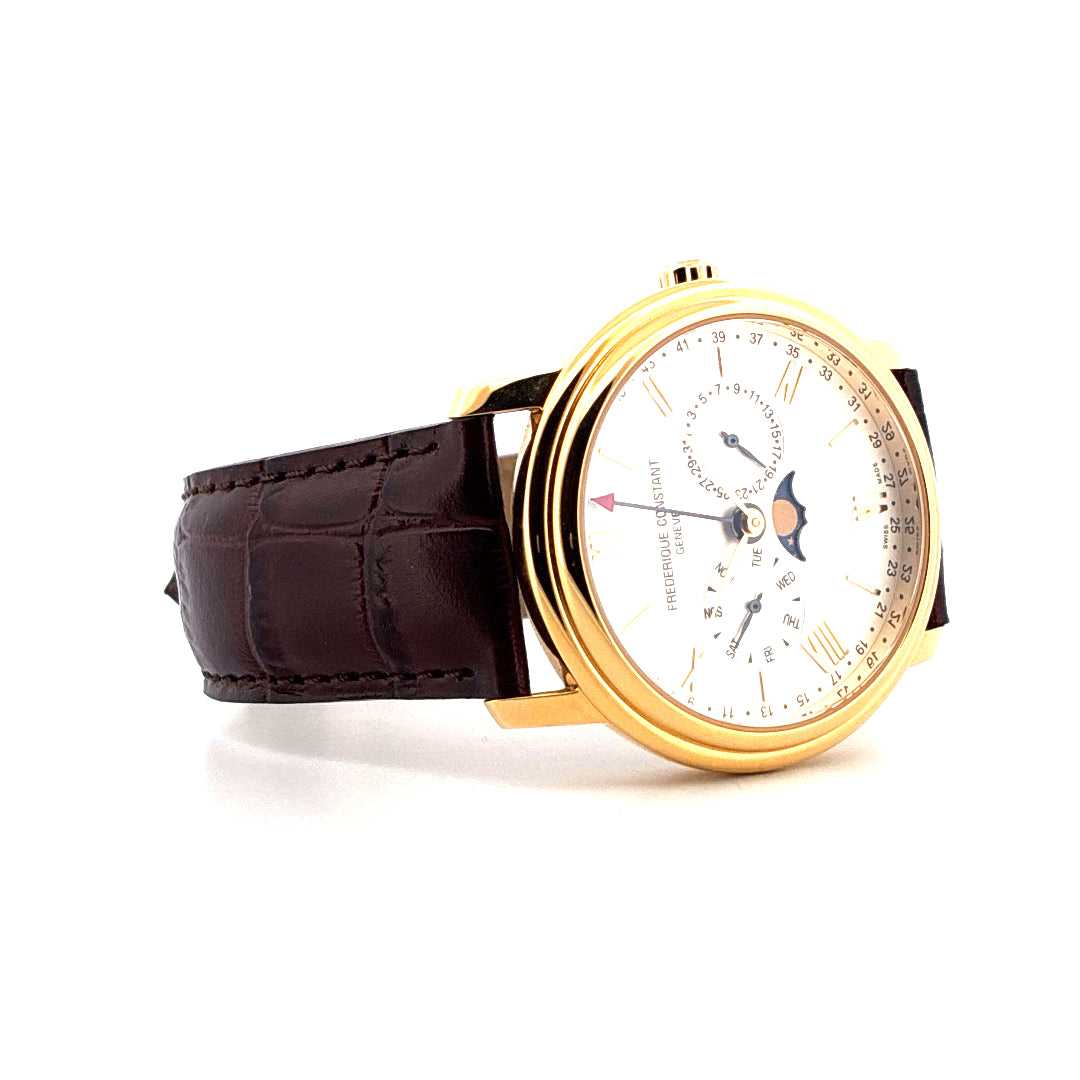 Frederique Constant Business Timer mit weißem Zifferblatt und braunem Lederarmband im Seitenprofil auf weißem Hintergrund