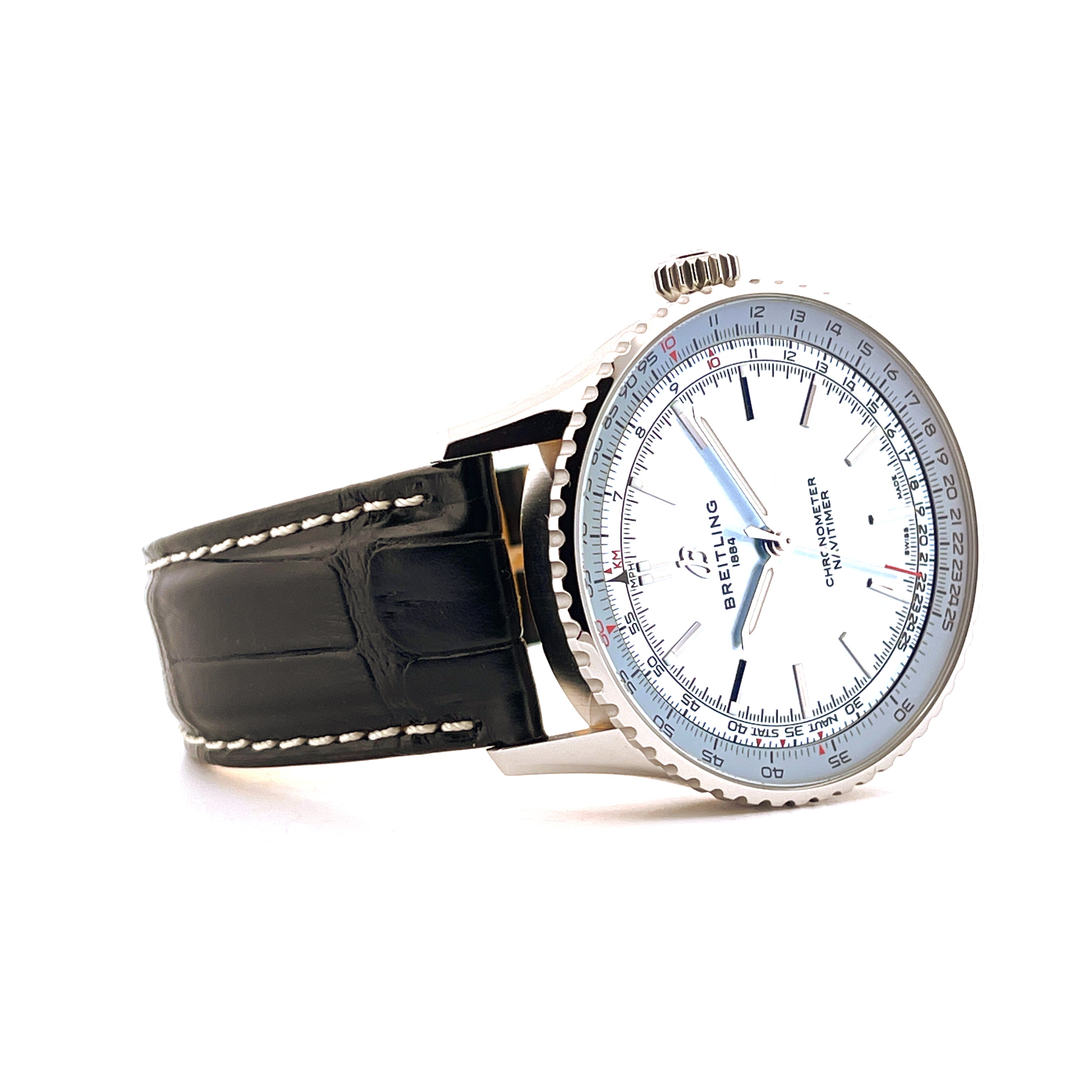 Breitling Navitimer Automatic 41 IceBlue im Profil mit schwarzem Lederarmband und weißem Zifferblatt