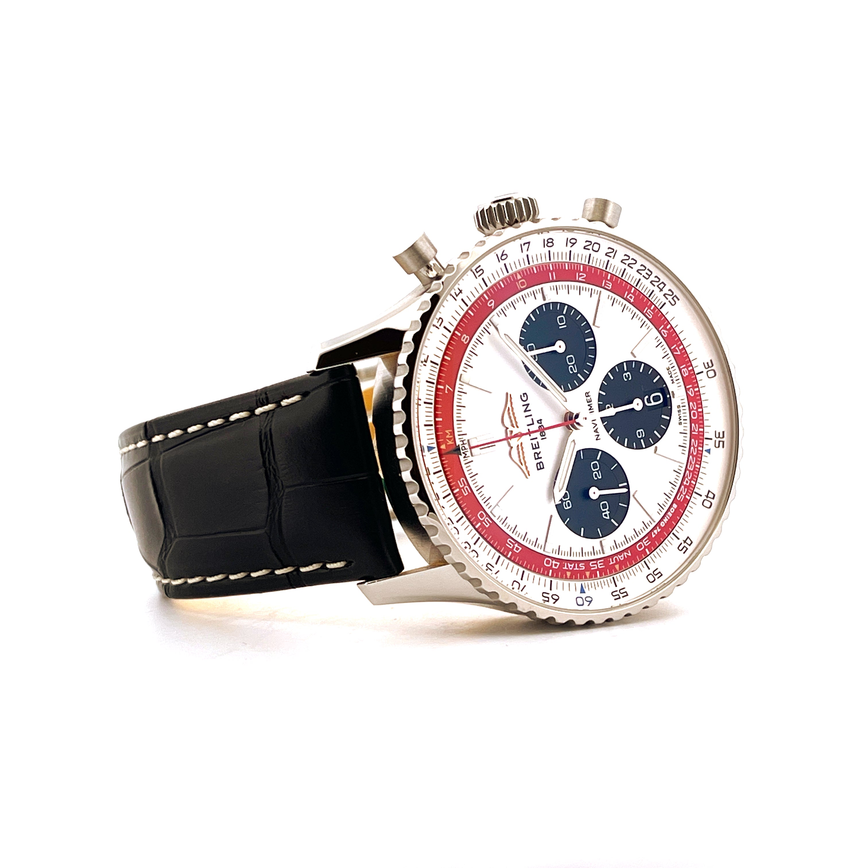 Breitling Navitimer B01 Chronograph BOEING 747 mit schwarzem Lederarmband im Dreiviertelprofil auf weißem Hintergrund