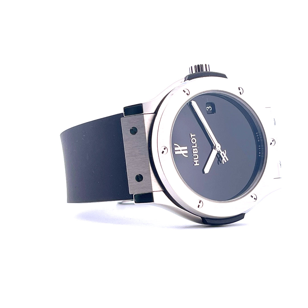 Hublot Classic Fusion 45mm Titan mit schwarzem Zifferblatt und Kautschukband von links