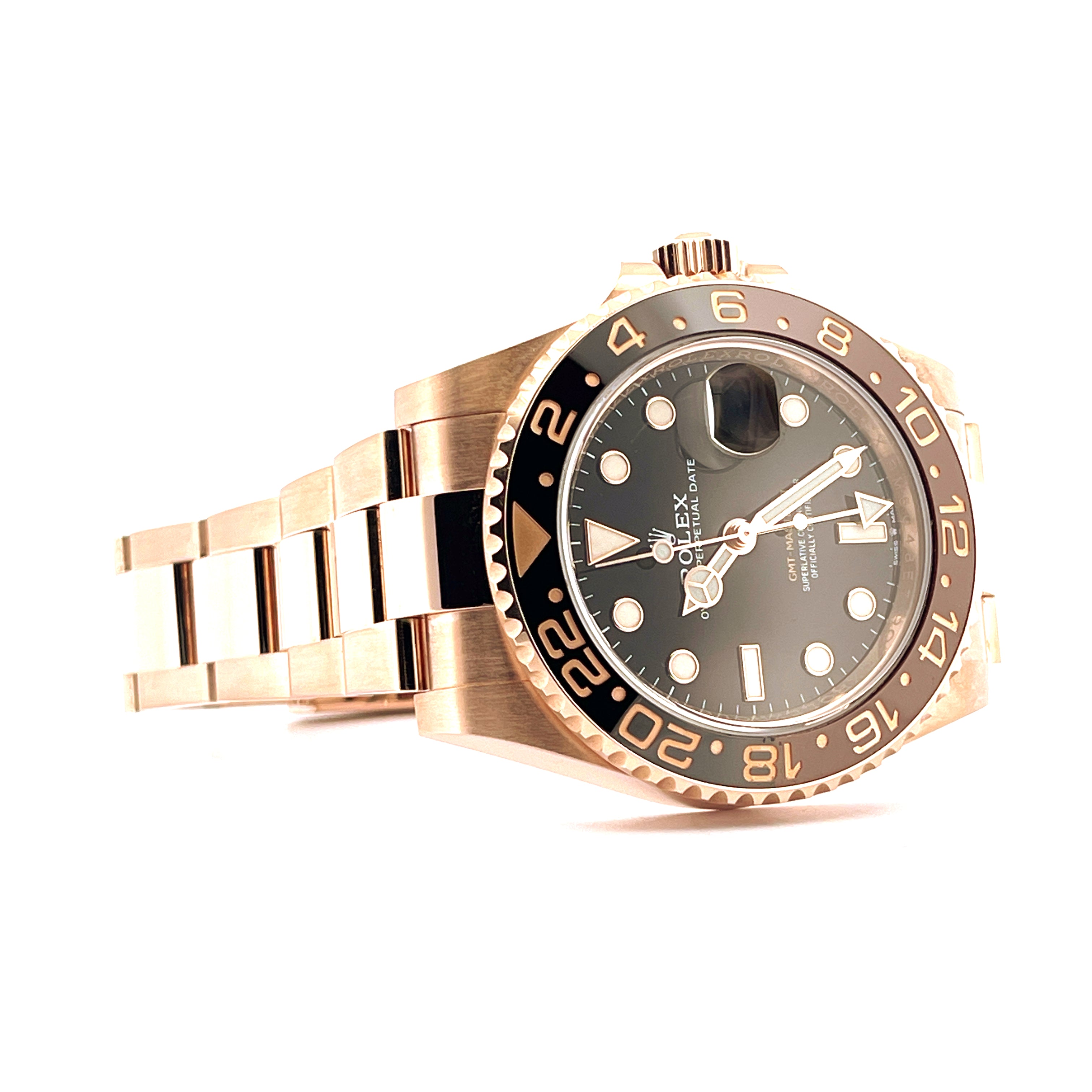 Eine Rolex GMT-Master II aus Roségold mit schwarzer Keramikeinlage auf weißem Hintergrund