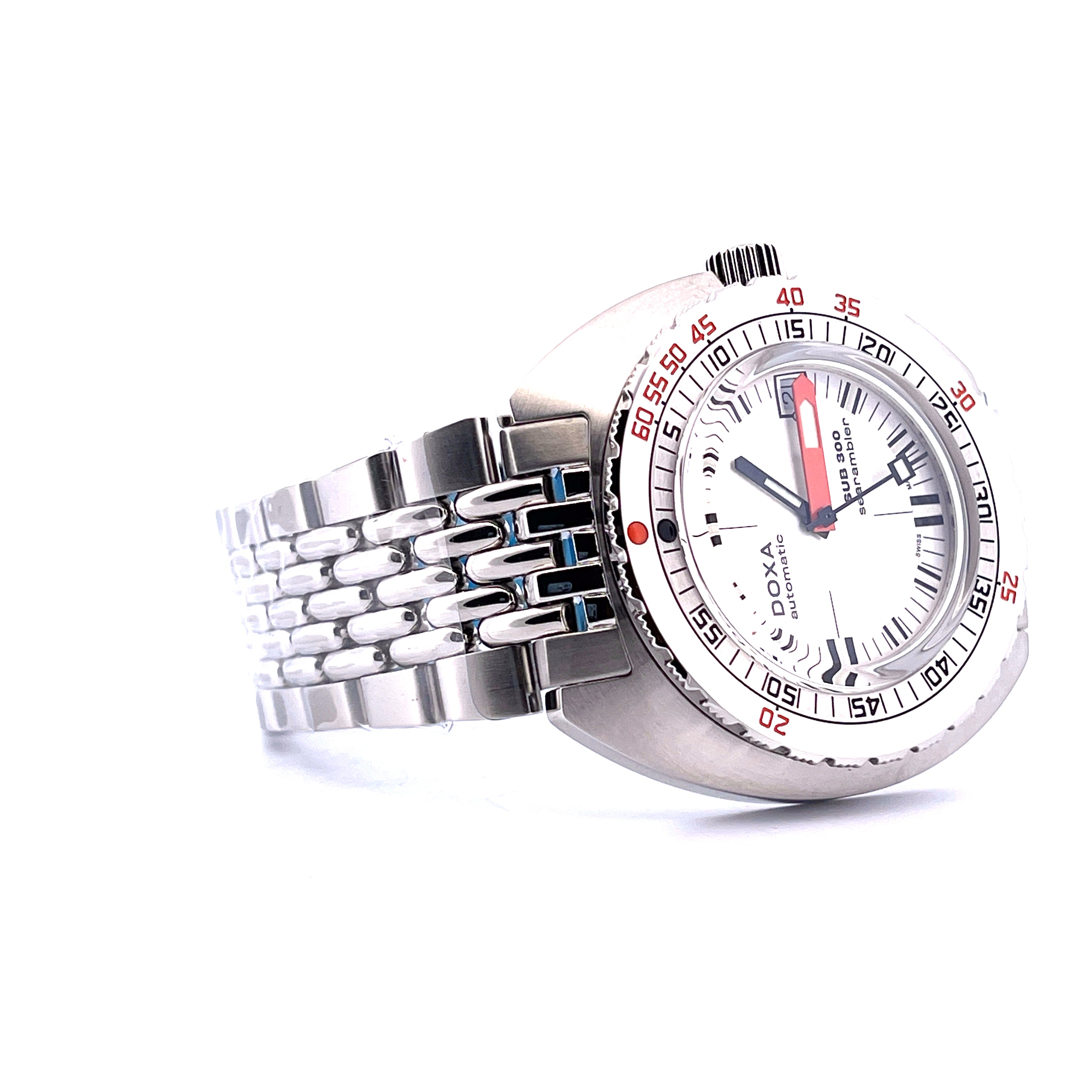 DOXA Sub 300 Searambler Automatik aus Edelstahl mit weißem Zifferblatt und Silikon-Armband, Nahaufnahme auf weißem Hinterg…