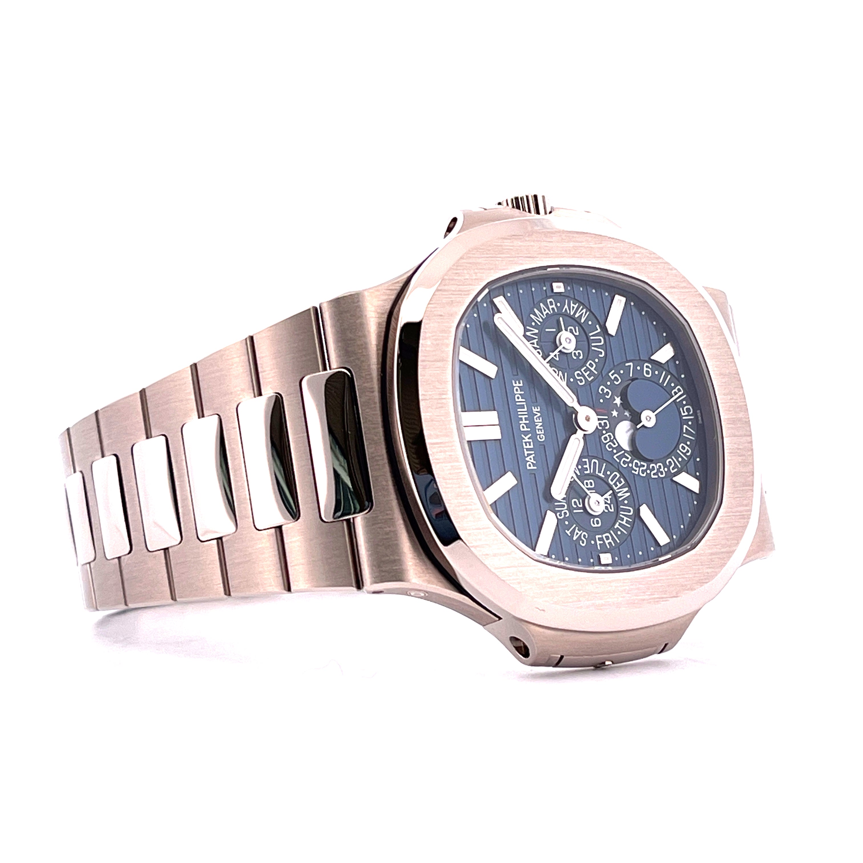 Patek Philippe Nautilus Perpetual Calendar aus Weißgold mit blauem Zifferblatt, von der Seite aufgenommen