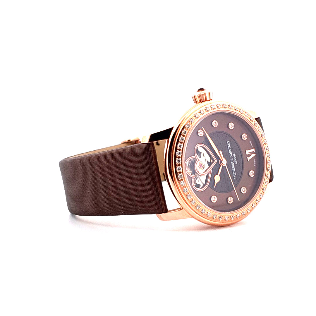 Frederique Constant Heart Beat aus Roségold mit braunem Lederarmband und funkelnder Lünette auf weißem Hintergrund