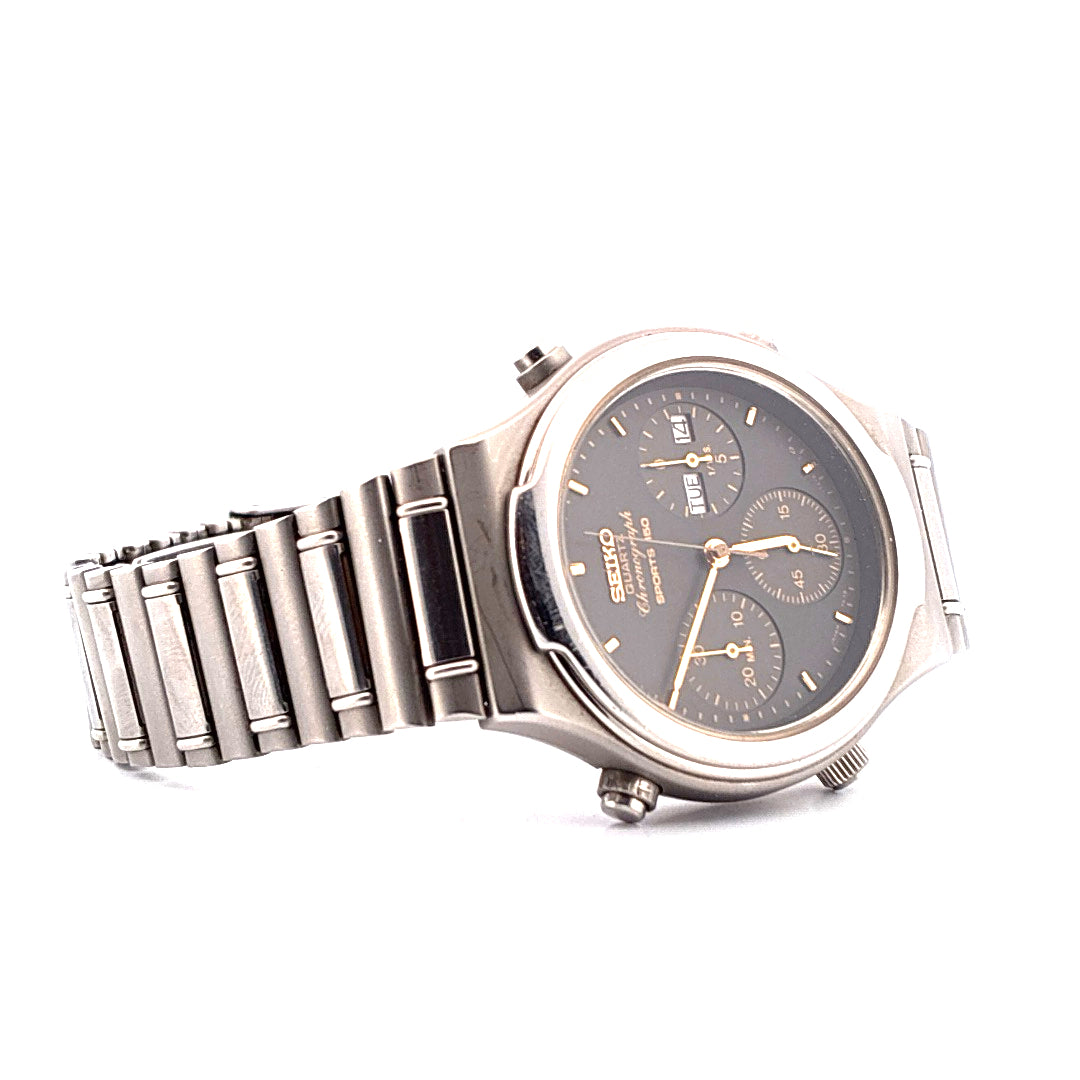 Seiko Chronograph Quarz aus Edelstahl im guten Zustand mit grauem Zifferblatt und Stahlarmband