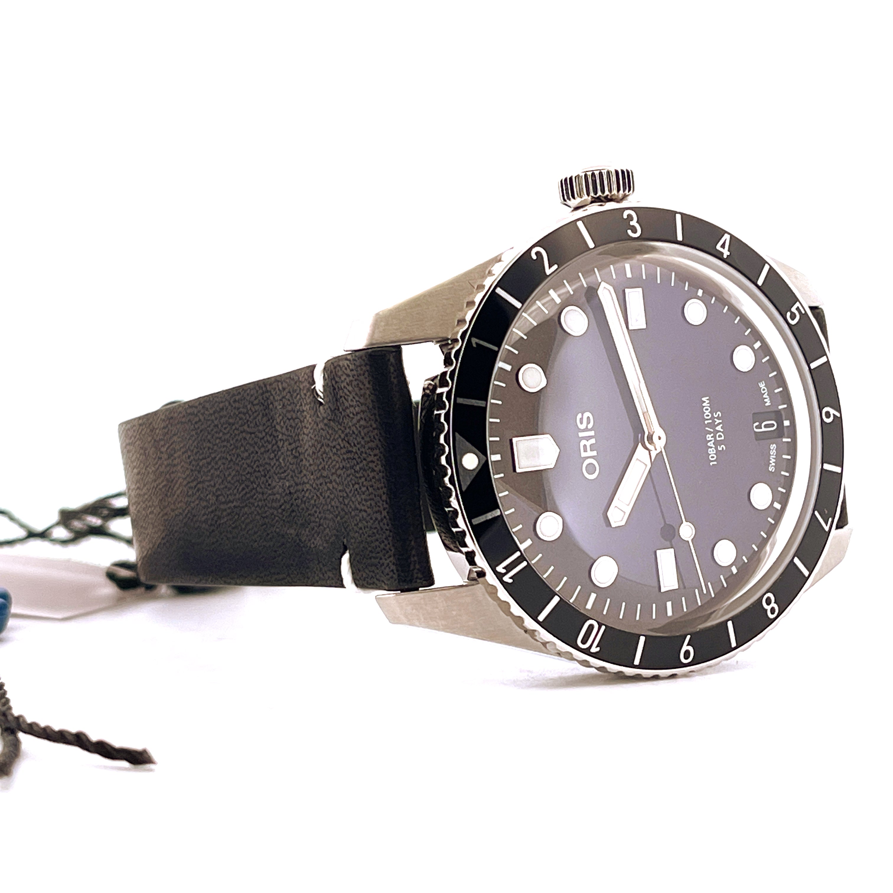 Oris Divers Sixty Five Automatik in Stahl mit Lederband auf weißem Hintergrund, Nahaufnahme der Vorderseite