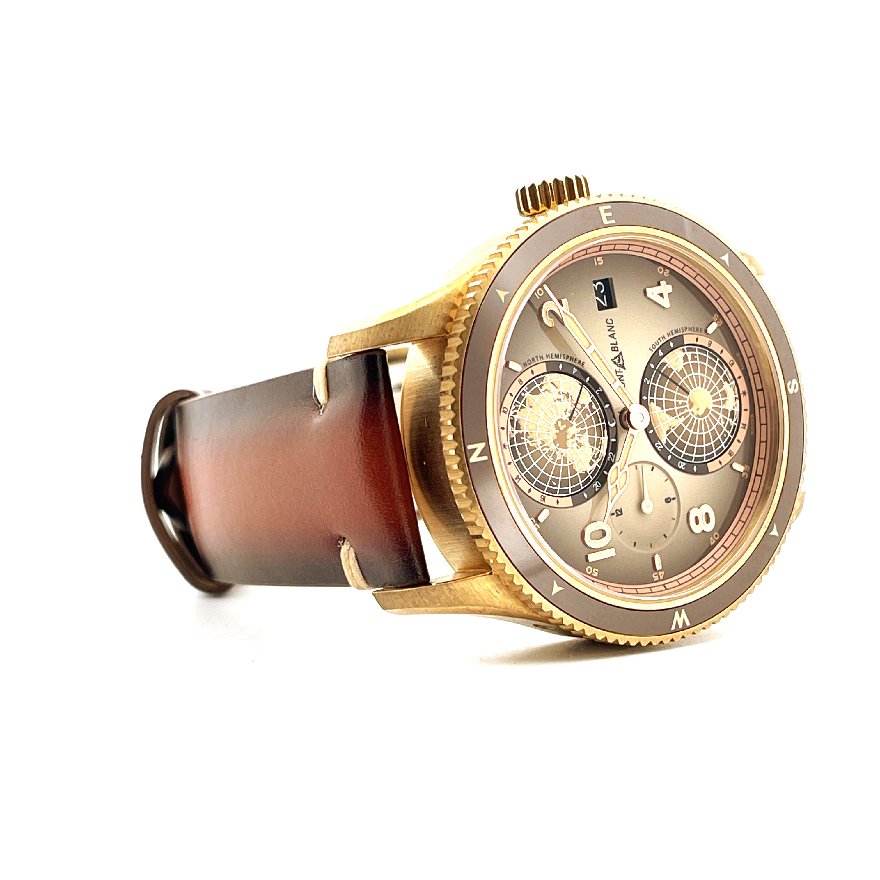 Montblanc 1858 Geosphere aus Bronze mit braunem Lederarmband aus der Seitenansicht