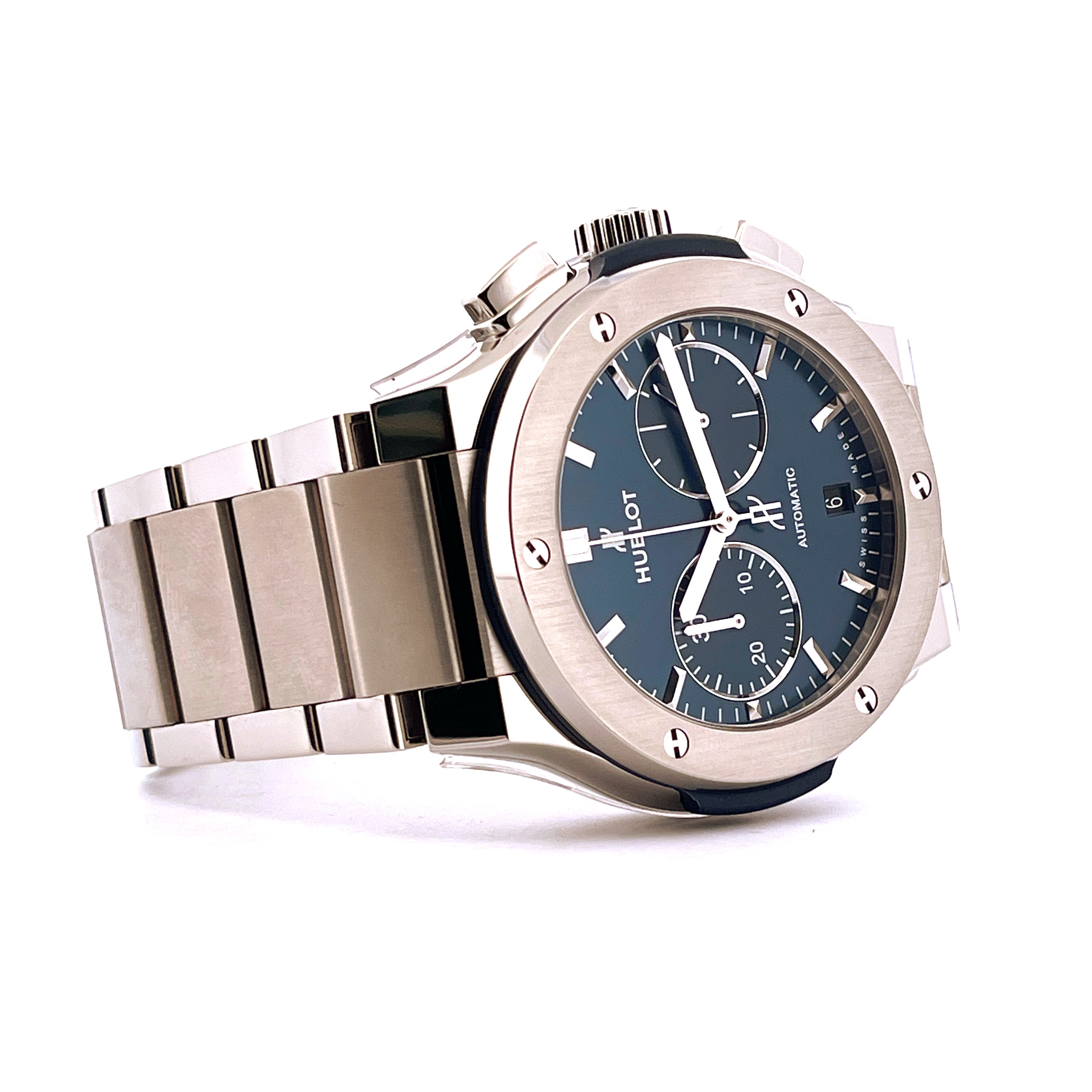 Hublot Classic Fusion Chronograph aus Titan mit blauem Zifferblatt und Edelstahlarmband auf weißem Hintergrund