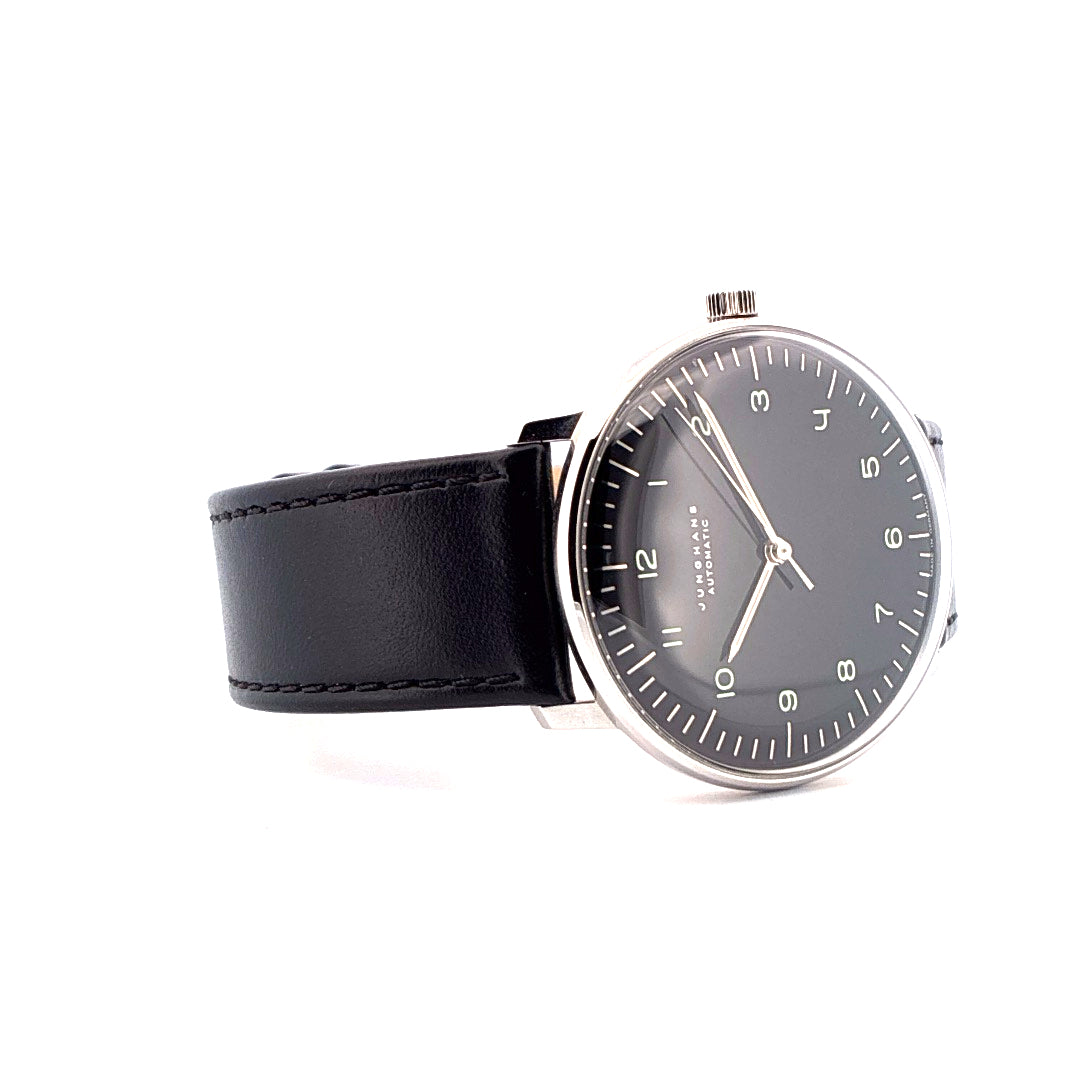 Junghans Max Bill Automatic Uhr mit schwarzem Zifferblatt und Lederarmband auf weißem Hintergrund