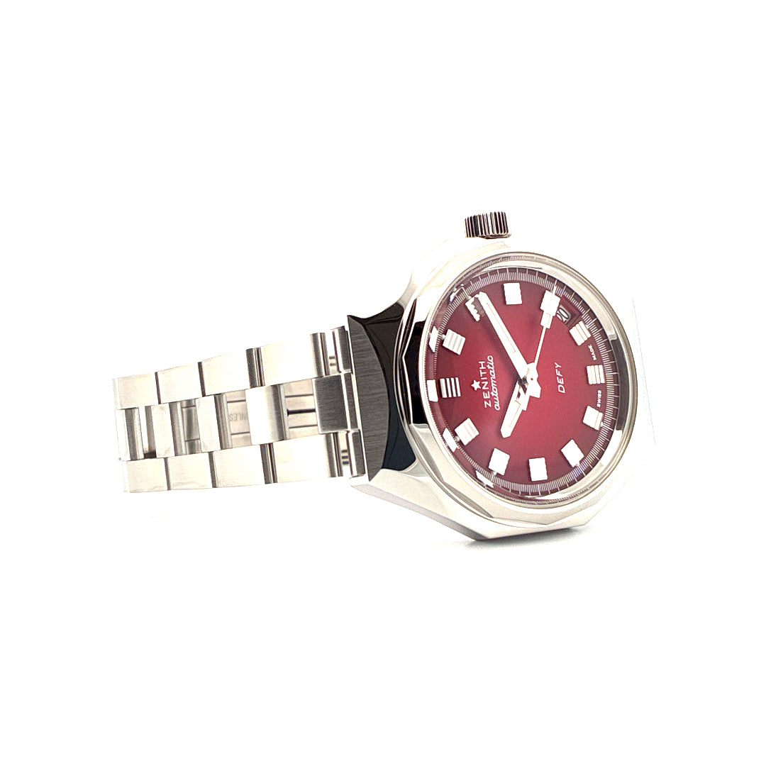 Zenith Defy Revival A3691 37mm Automatik mit rotem Zifferblatt und Edelstahlarmband auf weißem Hintergrund
