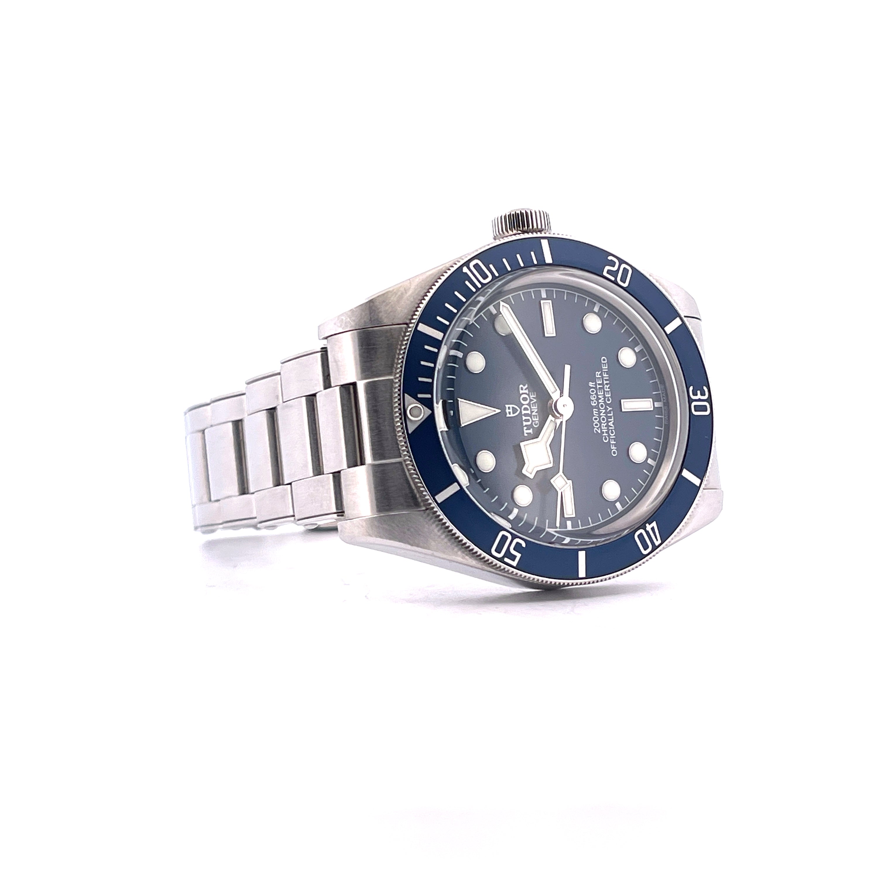 Tudor Black Bay Fifty-Eight Blue im schrägen Profil mit blauem Zifferblatt und Stahlarmband
