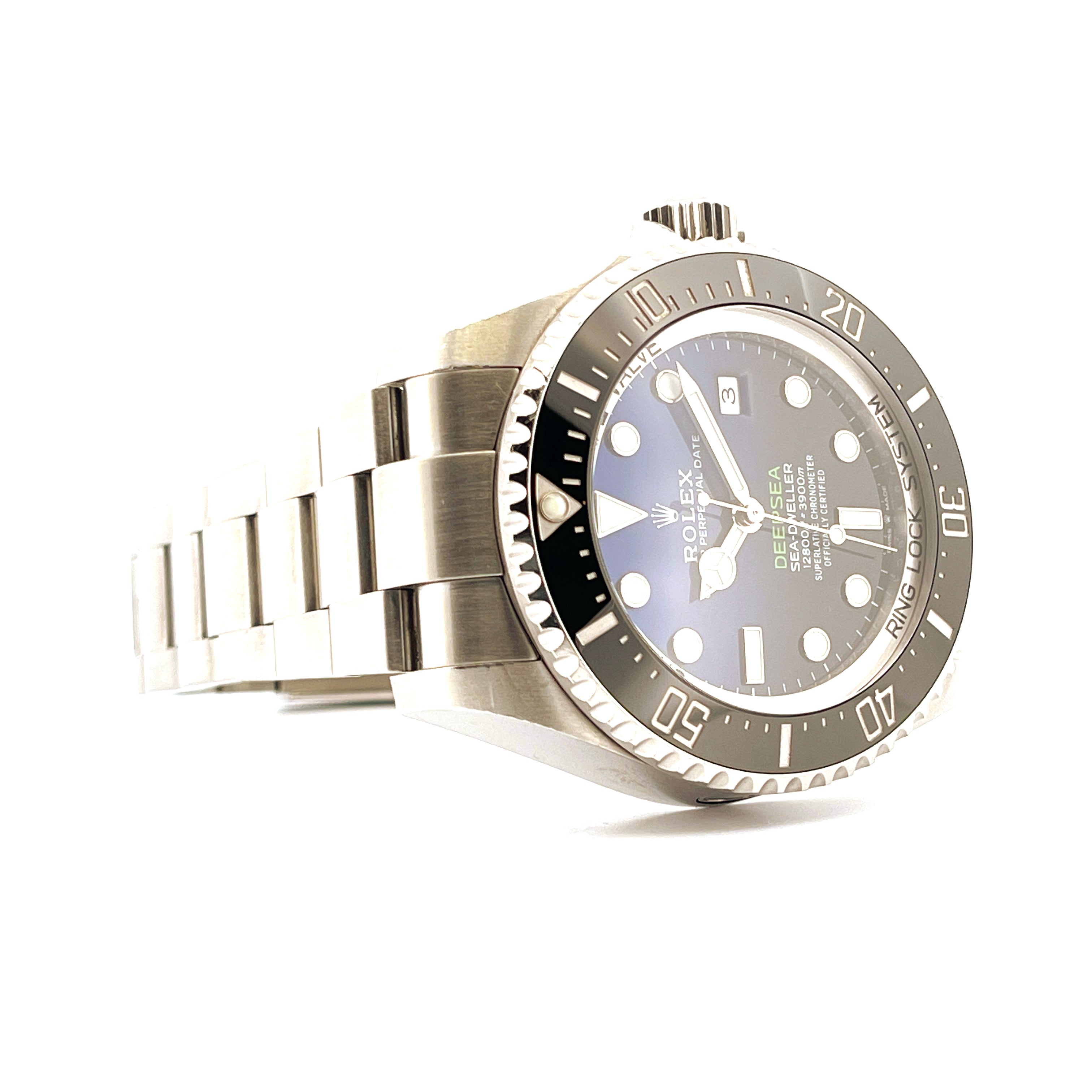 Rolex Sea-Dweller Deepsea von der Seite mit blauem Zifferblatt, Stahlarmband auf weißem Hintergrund