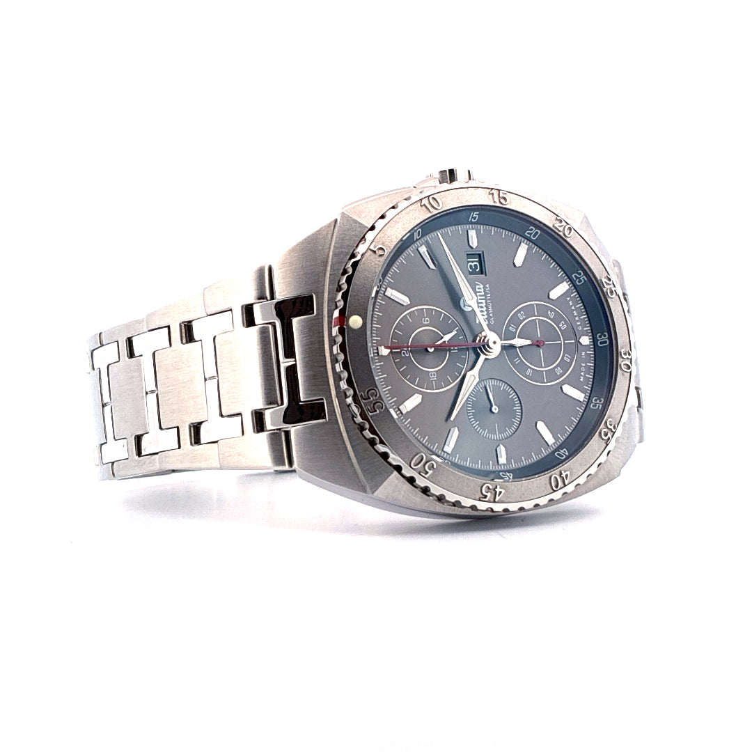 Tutima Saxon One Chronograph aus Stahl, Automatik mit grauem Zifferblatt auf weißem Hintergrund