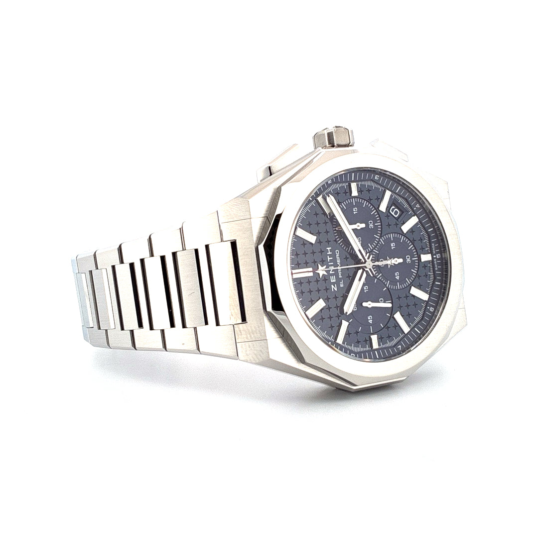 Zenith Defy Skyline Chronograph 2024 aus Edelstahl mit blauem Zifferblatt in schräger Nahaufnahme