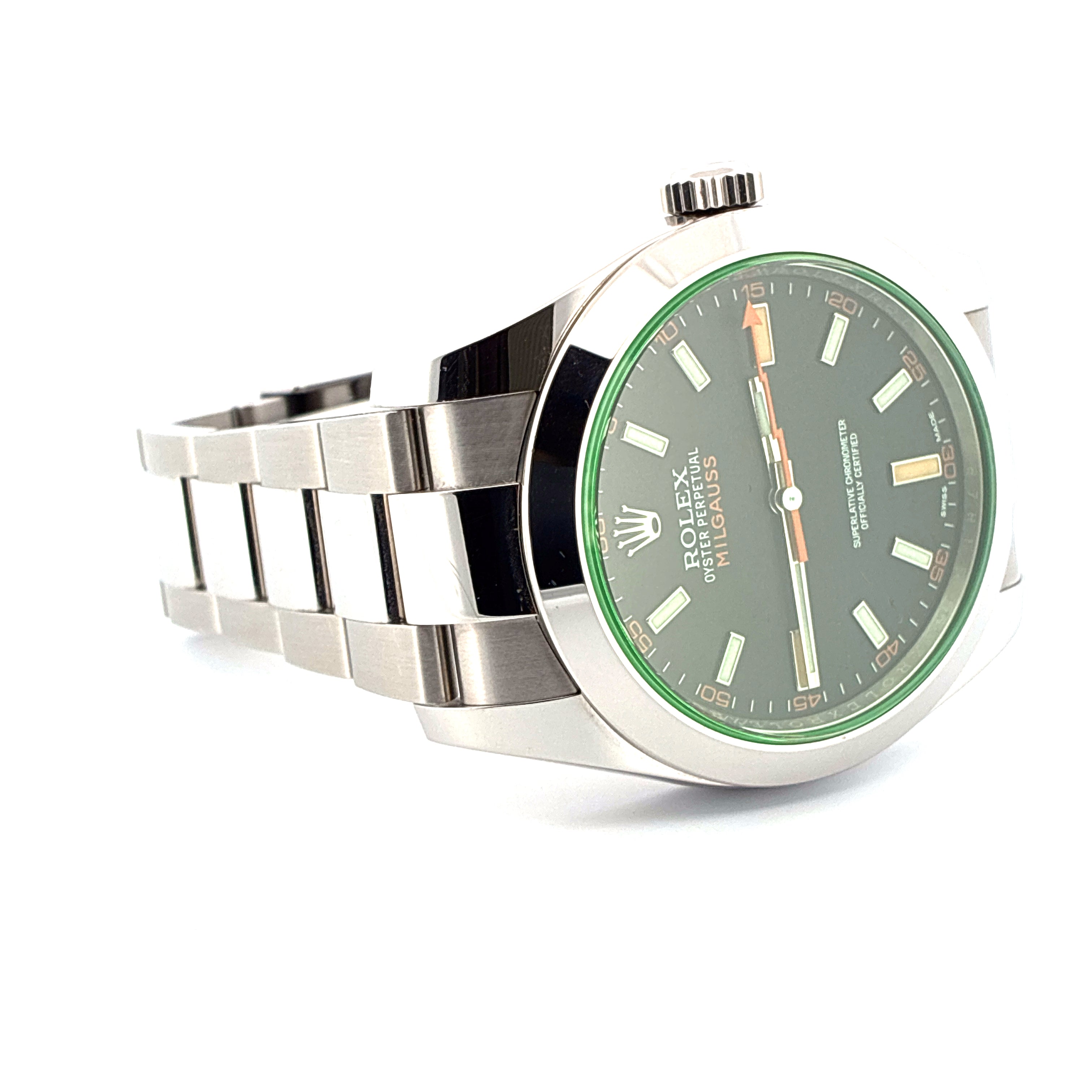 Rolex Milgauss im Profil mit grauem Zifferblatt, Stahlarmband und gruener Lue-nette auf weissem Hintergrund