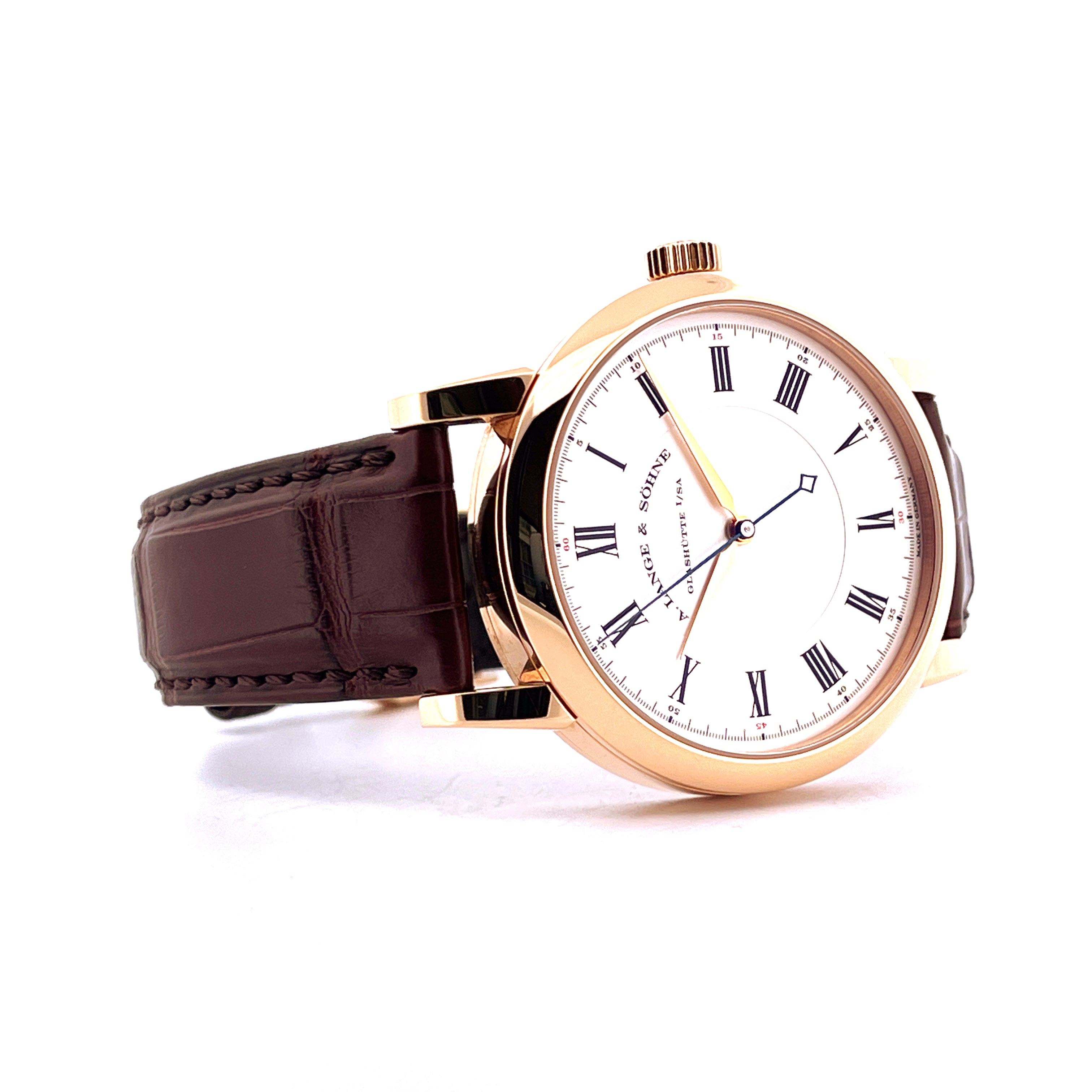 A. Lange & Söhne Richard Lange Rosegold auf weißem Hintergrund mit braunem Lederarmband