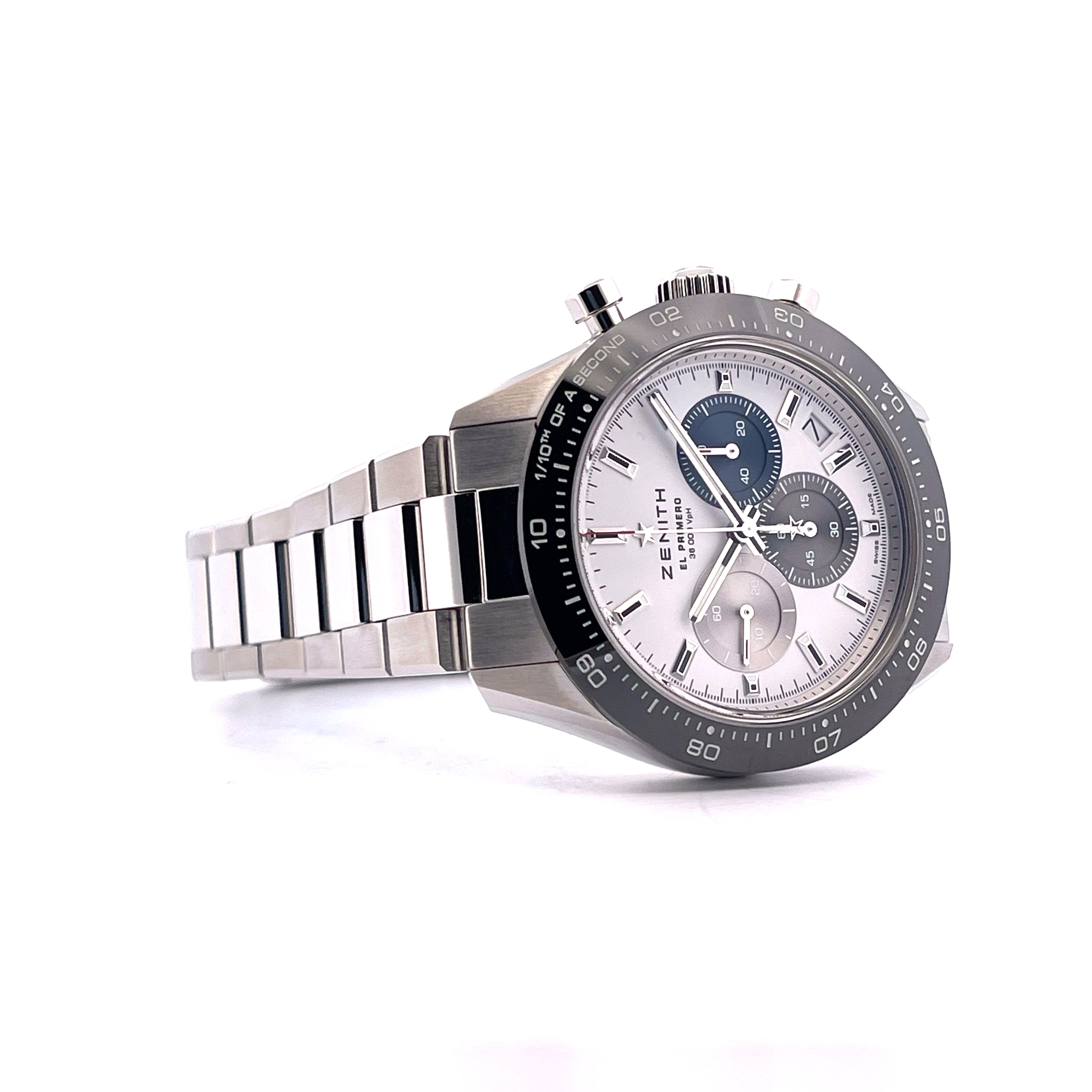 Zenith Chronomaster Sport mit weißem Zifferblatt und Stahlarmband auf weißem Hintergrund