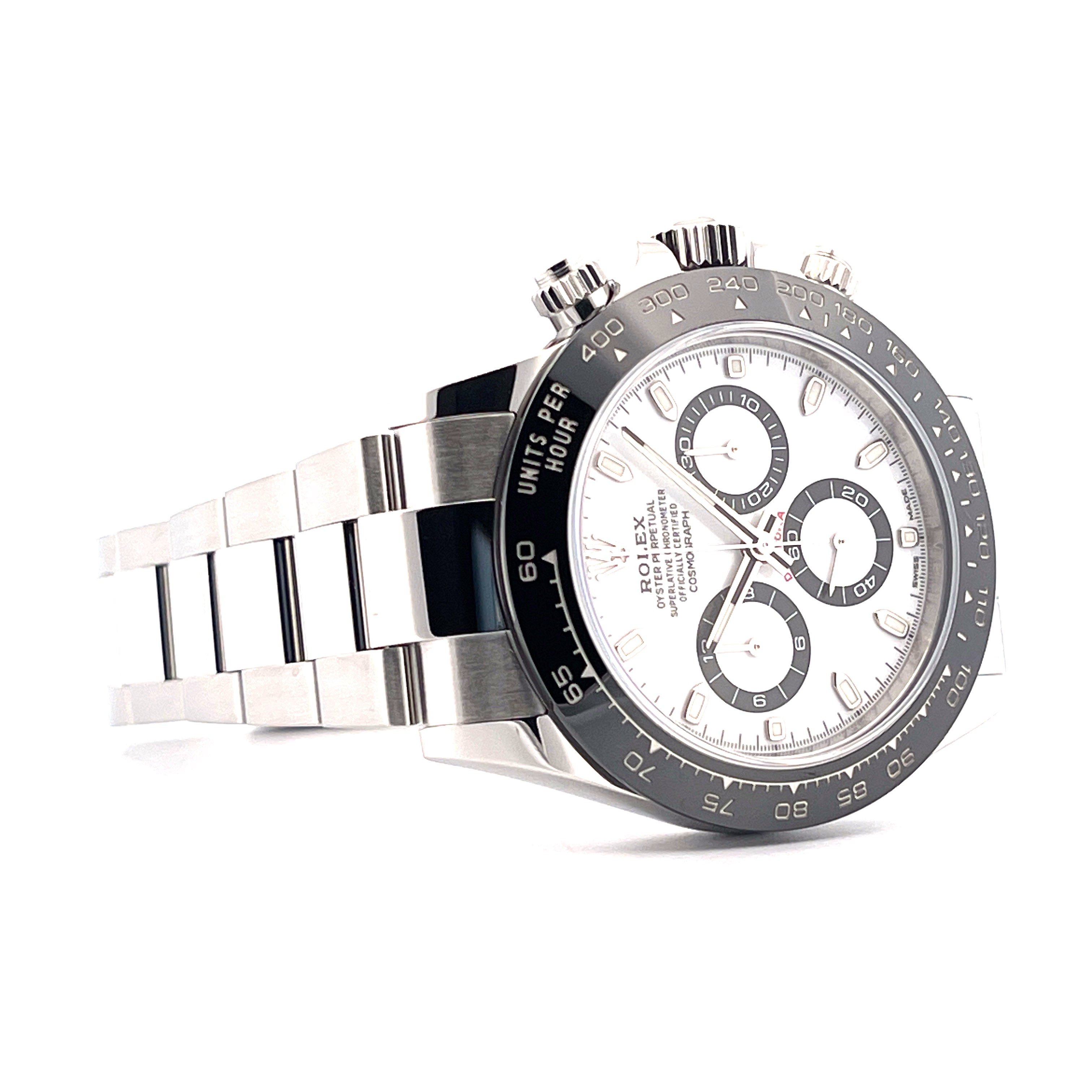 Rolex Daytona 116500LN im Studio aus schrägem Blickwinkel mit Stahlarmband und schwarzer Lünette