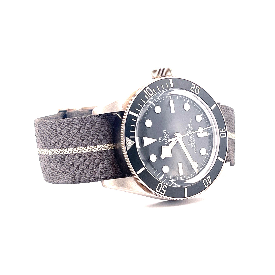 Tudor Black Bay Fifty-Eight 925 Silber, 39 mm, silbernes Gehäuse, graues Textilband, schwarzes Zifferblatt