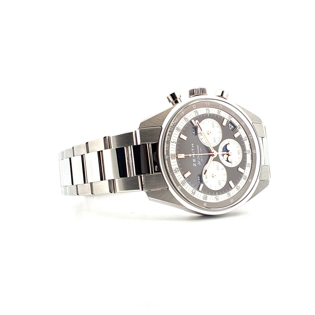 Zenith Chronomaster Original Triple Calendar im Profil auf weißem Hintergrund mit Edelstahlarmband