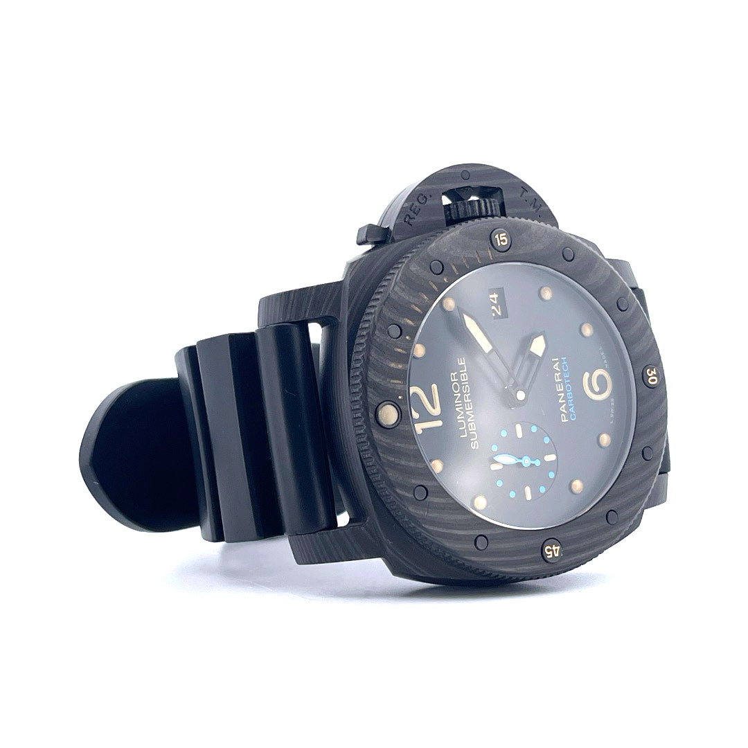 Panerai Luminor Submersible 1950 3 Days Automatic - Limited Edition 286 von 1000 (2017), Schrägansicht mit Zifferblatt, Armband und Krone vor weißem Hintergrund