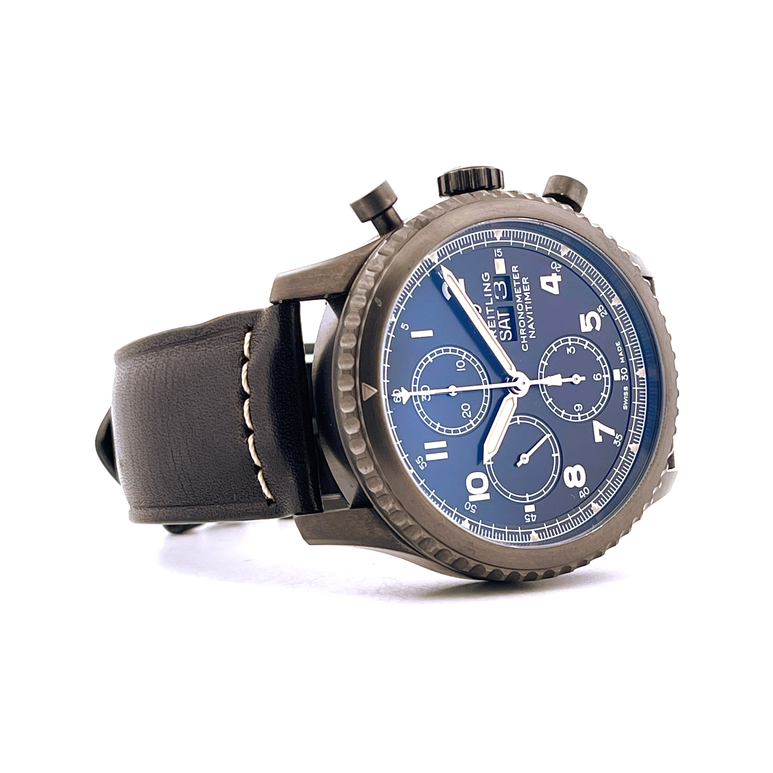 Breitling Navitimer 8 Chronograph 43 Stahl DLC mit blauem Zifferblatt und schwarzem Lederarmband auf weißem Hintergrund