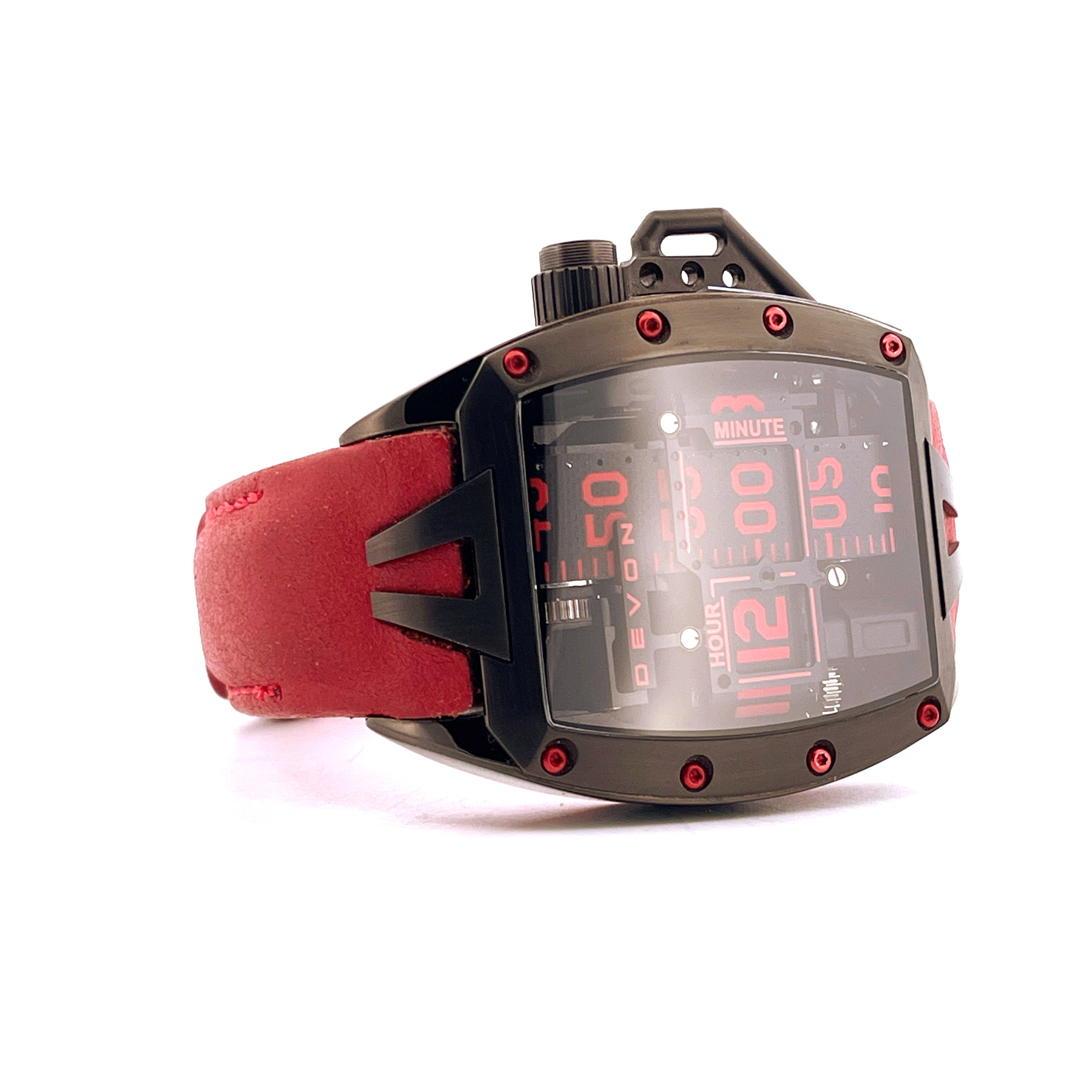 Nahaufnahme einer schwarzen Devon Tread 2 RedRum Uhr mit rotem Lederarmband vor weißem Hintergrund