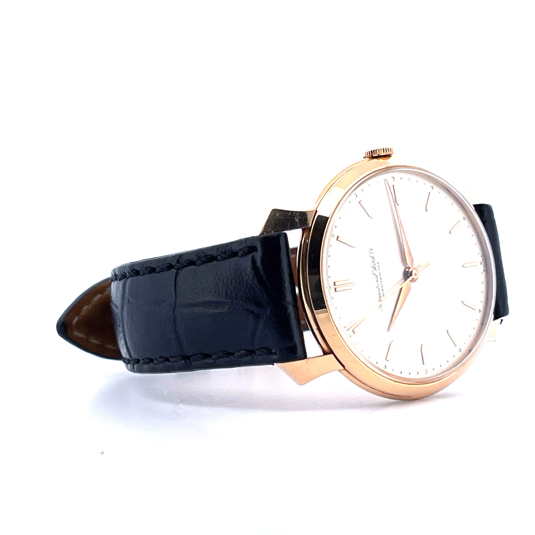 IWC Shark Fin Herrenuhr in Roségold mit schwarzem Lederarmband und weißem Zifferblatt von 1960