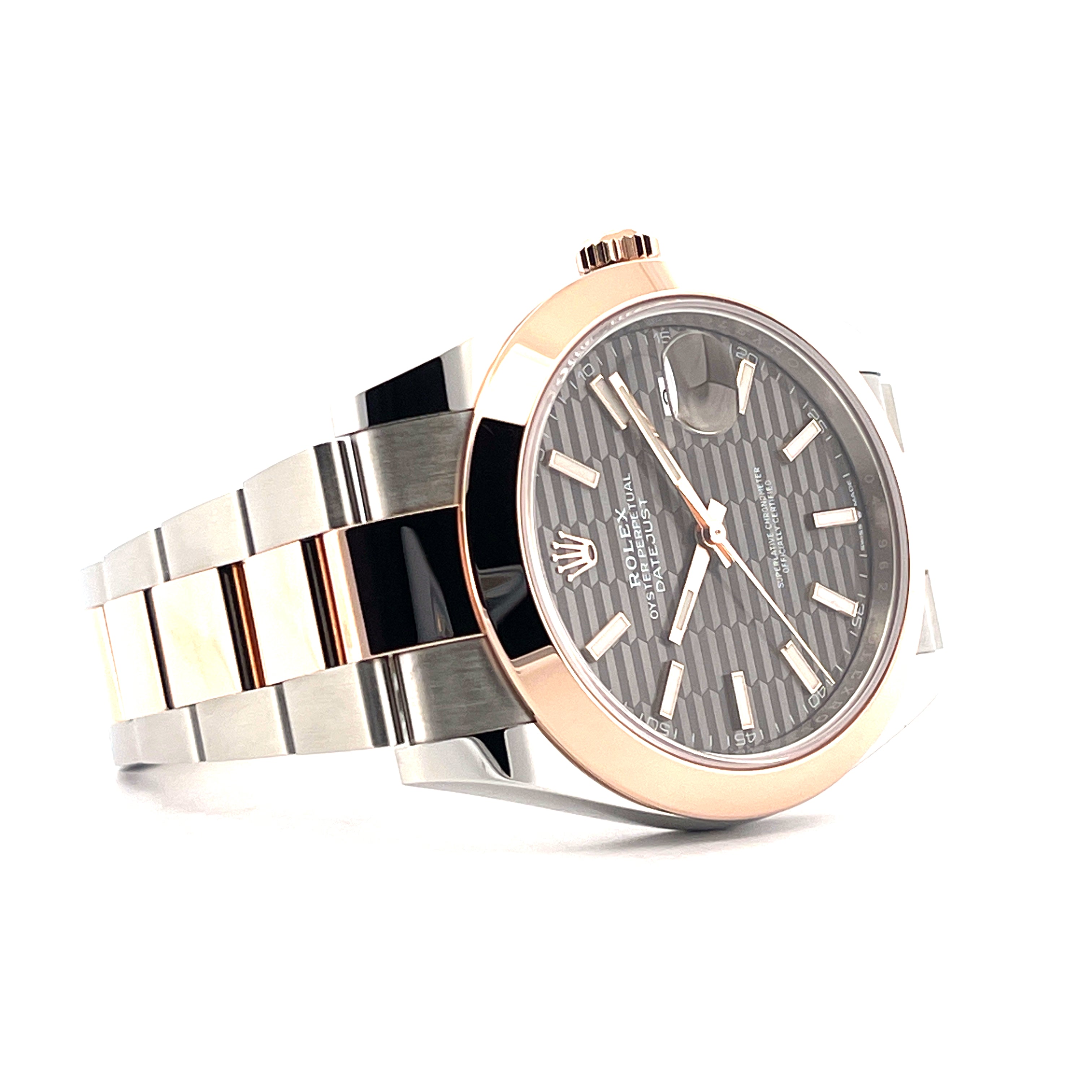 Rolex Datejust 41 mit Honigwaben-Zifferblatt im leichten Winkel auf weißem Hintergrund