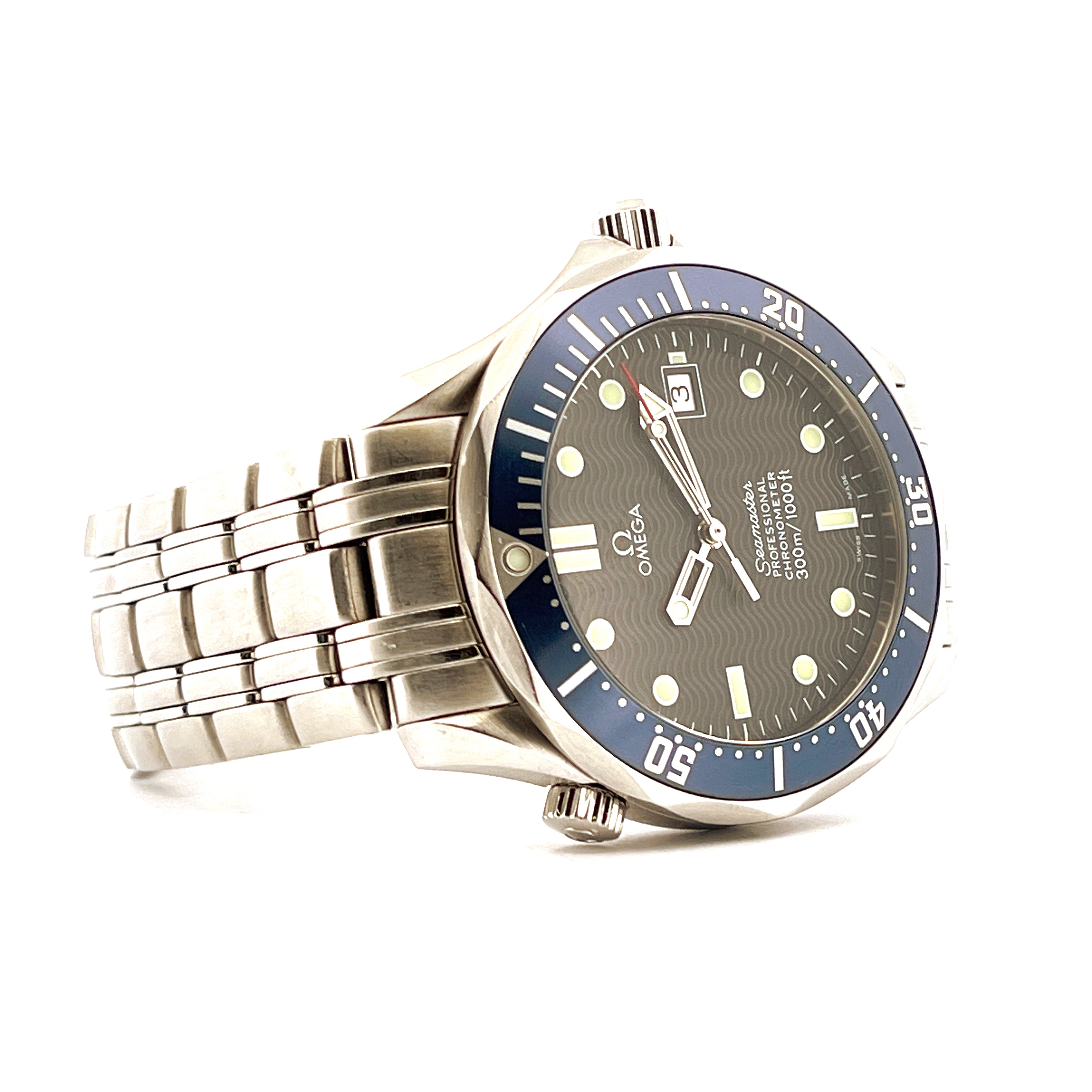 Omega Seamaster Diver 300 Professional mit blauem Zifferblatt aus Edelstahl im Seitenprofil auf weißem Hintergrund
