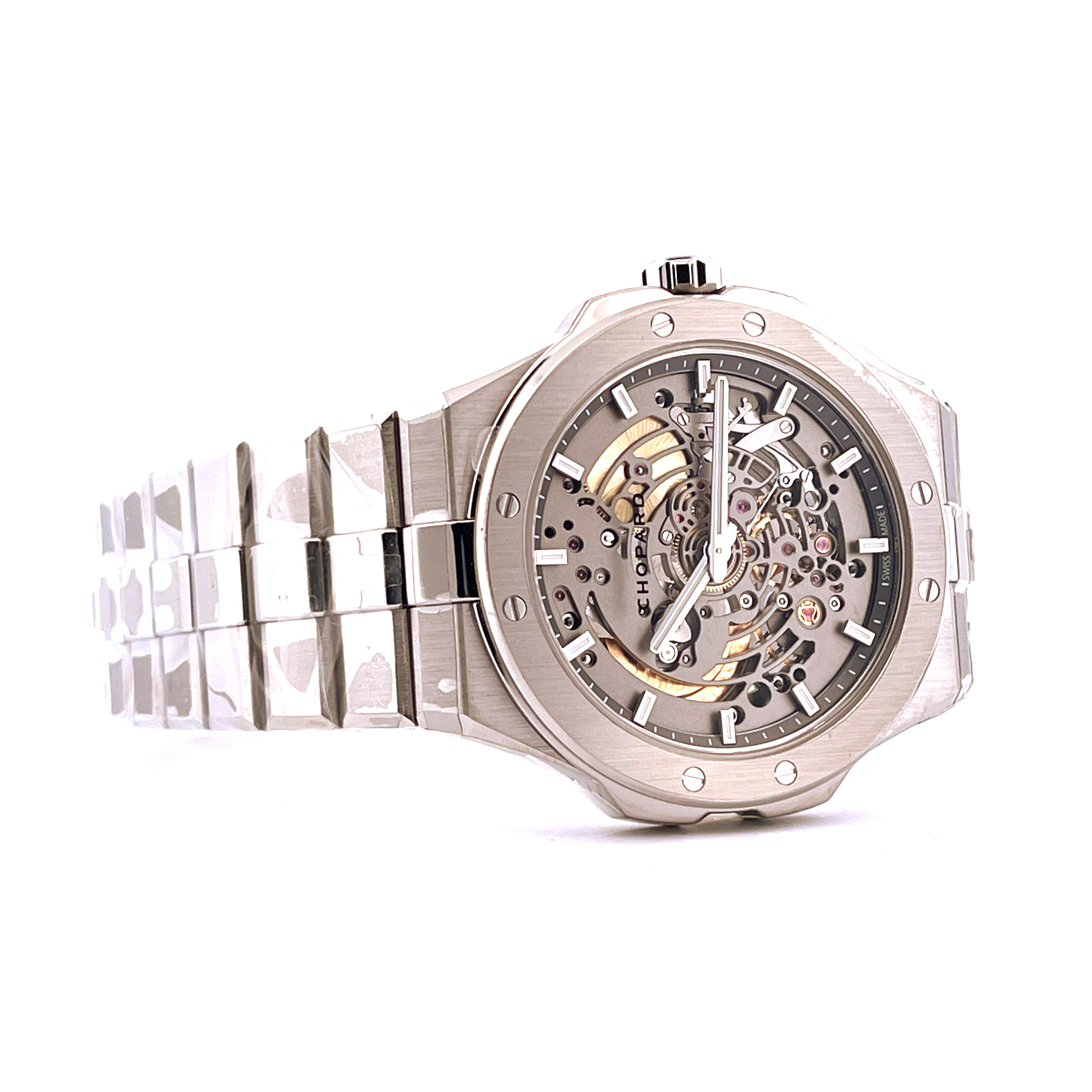 Chopard Alpine Eagle 41 Xp Titan im Profil mit skelettiertem Zifferblatt und Titanarmband
