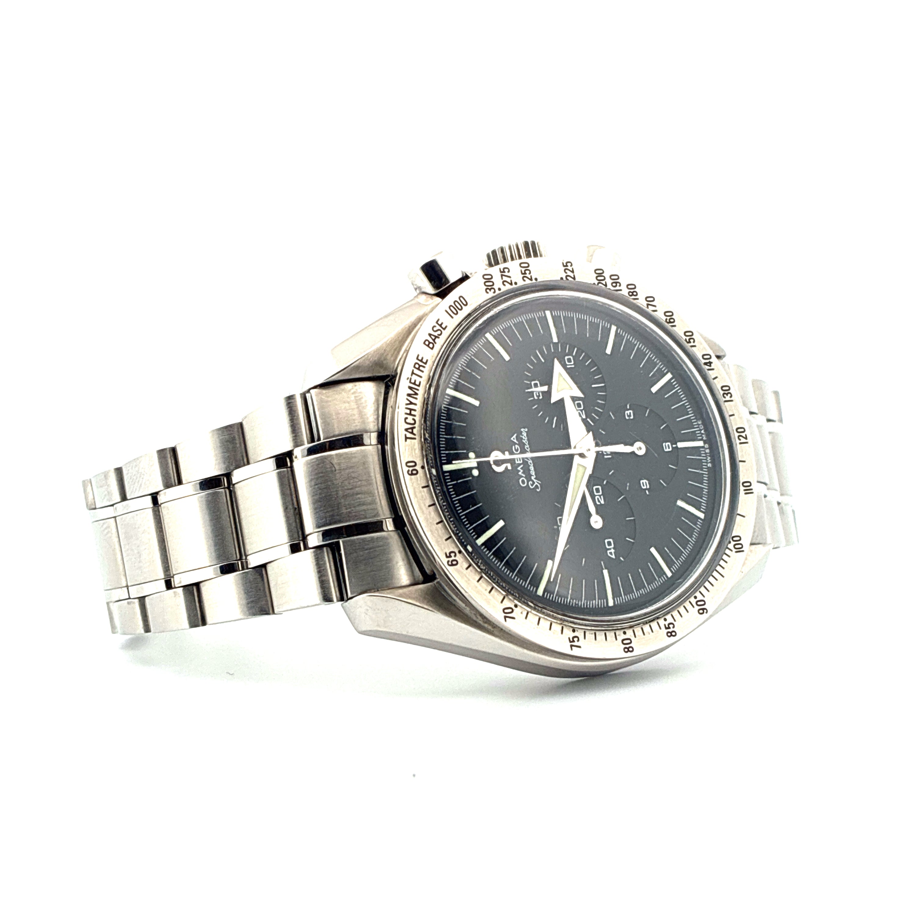 Omega Speedmaster Broad Arrow 2003, Stahlgehäuse und Stahlarmband, dunkles Zifferblatt