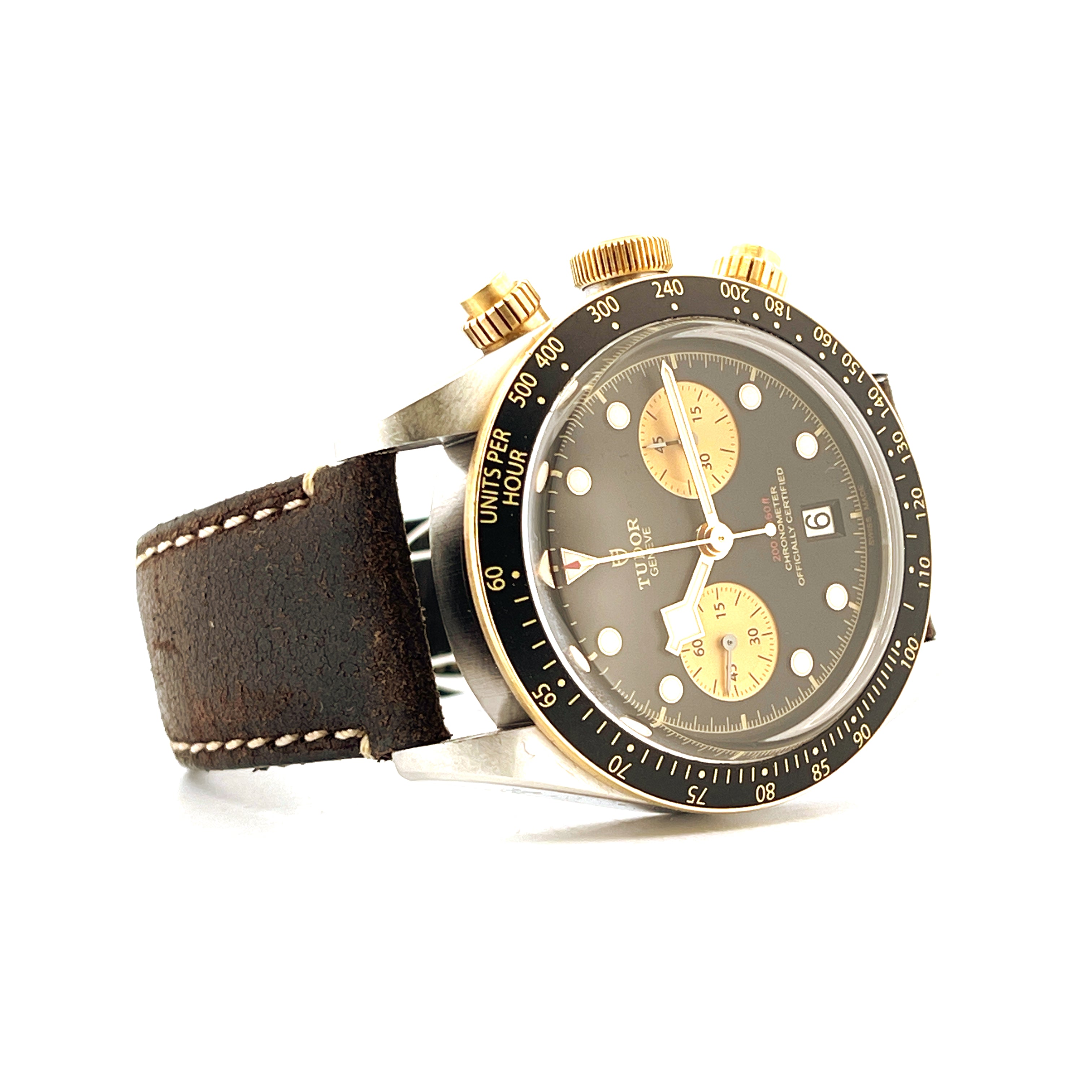 Tudor Black Bay Chrono S&G von der Seite, Stahlgehäuse, Goldlünette, Datumsanzeige