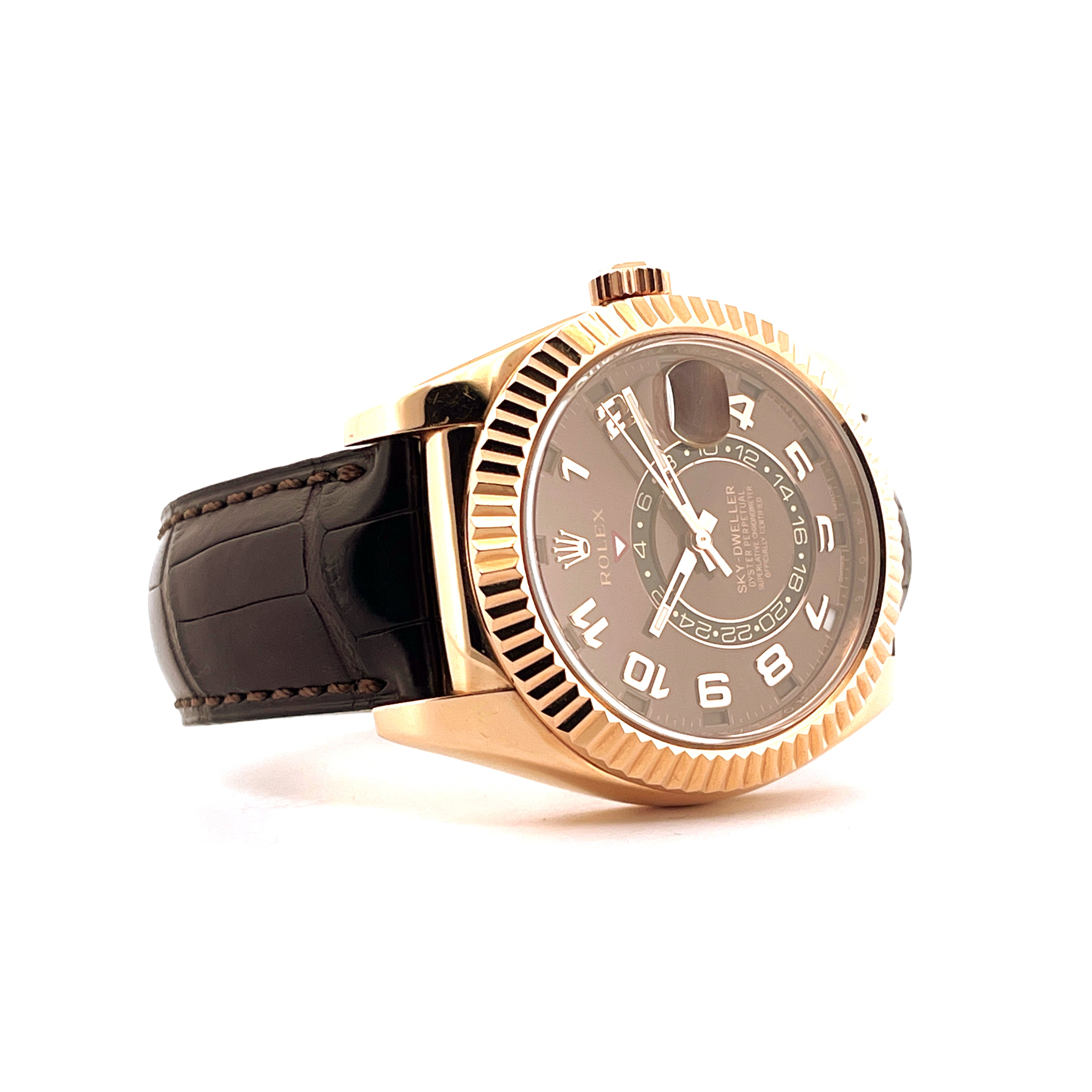 Rolex Sky-Dweller Roségold mit braunem Lederarmband und arabischen Ziffern auf grauem Zifferblatt