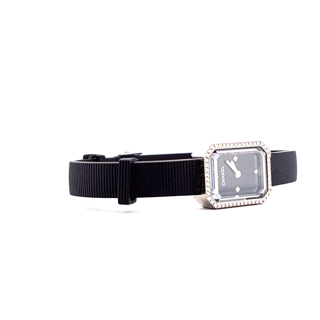 Chanel Premiere Uhr mit Diamantlünette und schwarzem Armband auf weissem Hintergrund