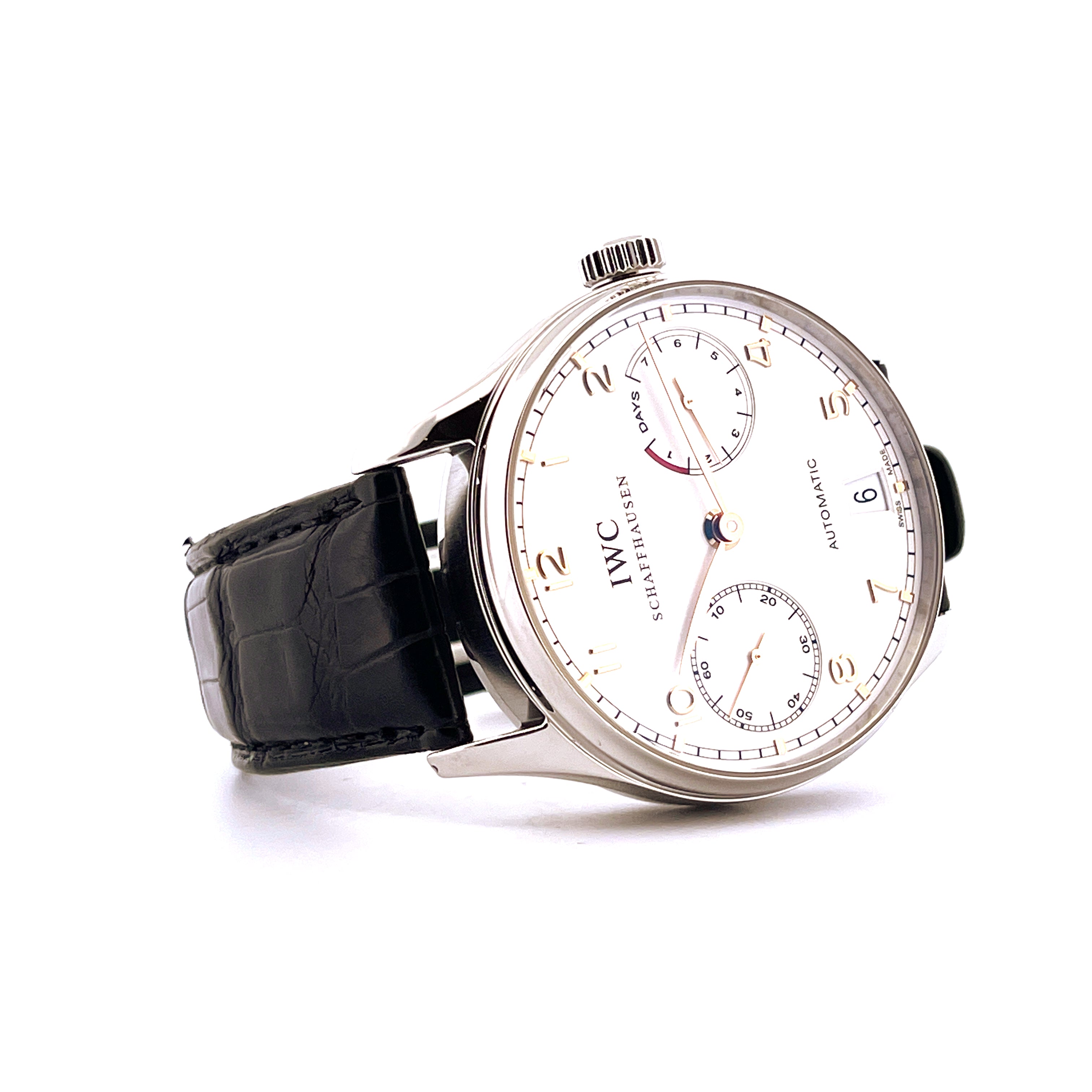 IWC Portuguese Automatic 7 Days mit schwarzem Lederarmband, schräg aufgenommen, Edelstahluhr auf weißem Hintergrund