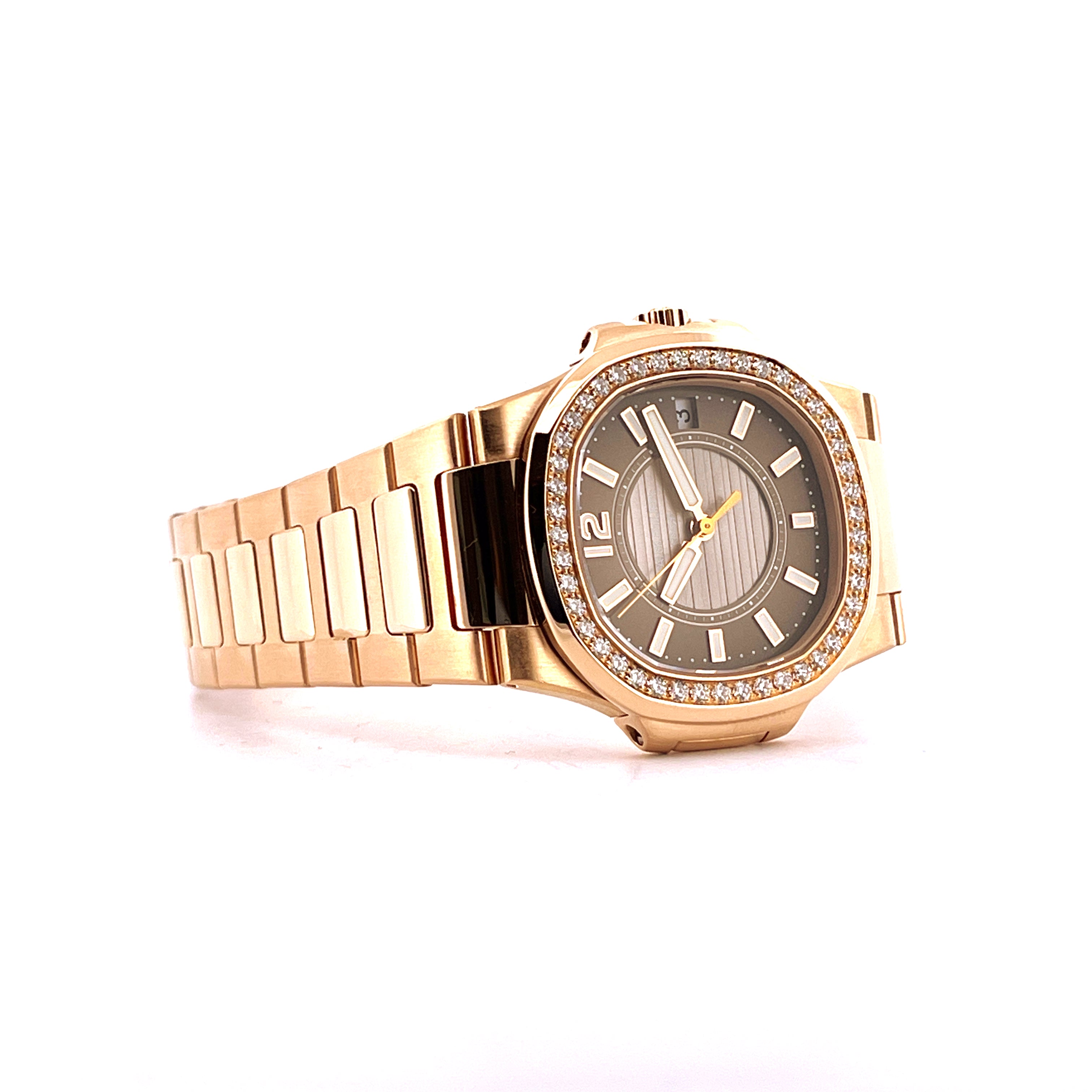 Patek Philippe Nautilus Lady 7010 Roségold mit Diamanten von der Seite auf weißem Hintergrund