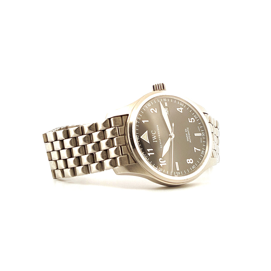 IWC Spitfire Mark XV Edelstahl Automatik Uhr auf weißem Hintergrund