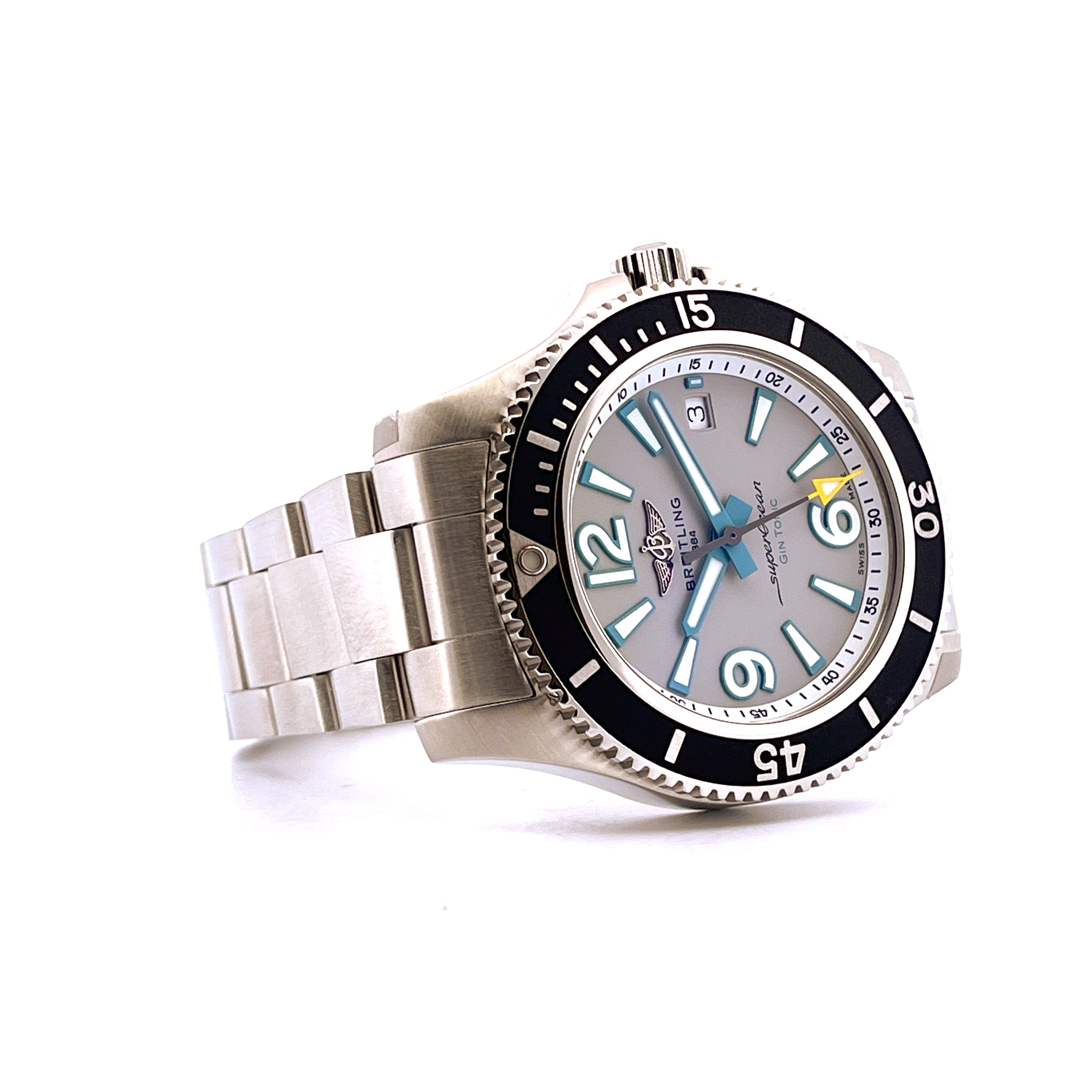 Breitling Superocean 42 Gin&Tonic mit Stahlarmband im Seitenprofil vor weißem Hintergrund