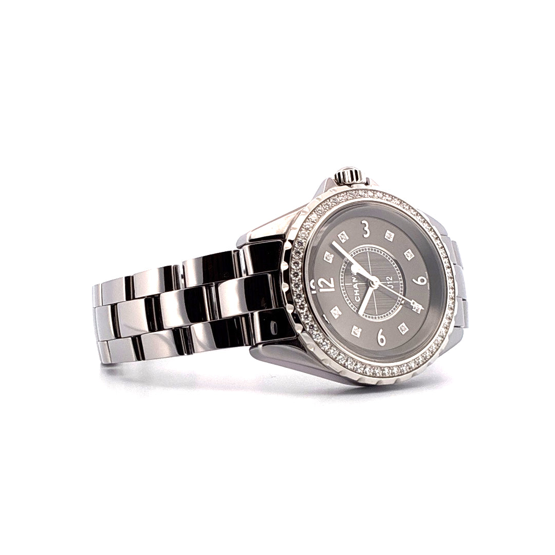 Chanel J12 33mm grau Quarz Uhr mit Diamantbesatz und Keramikarmband in Seitenansicht