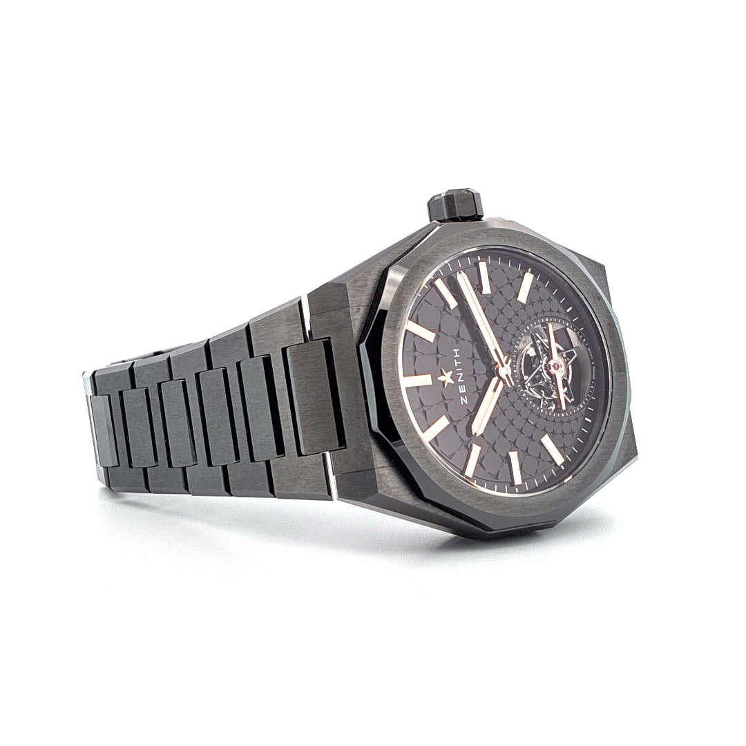 Zenith Defy Skyline Tourbillon in schwarzer Keramik aus dem Jahr 2024, Seitenansicht, auf weißem Hintergrund