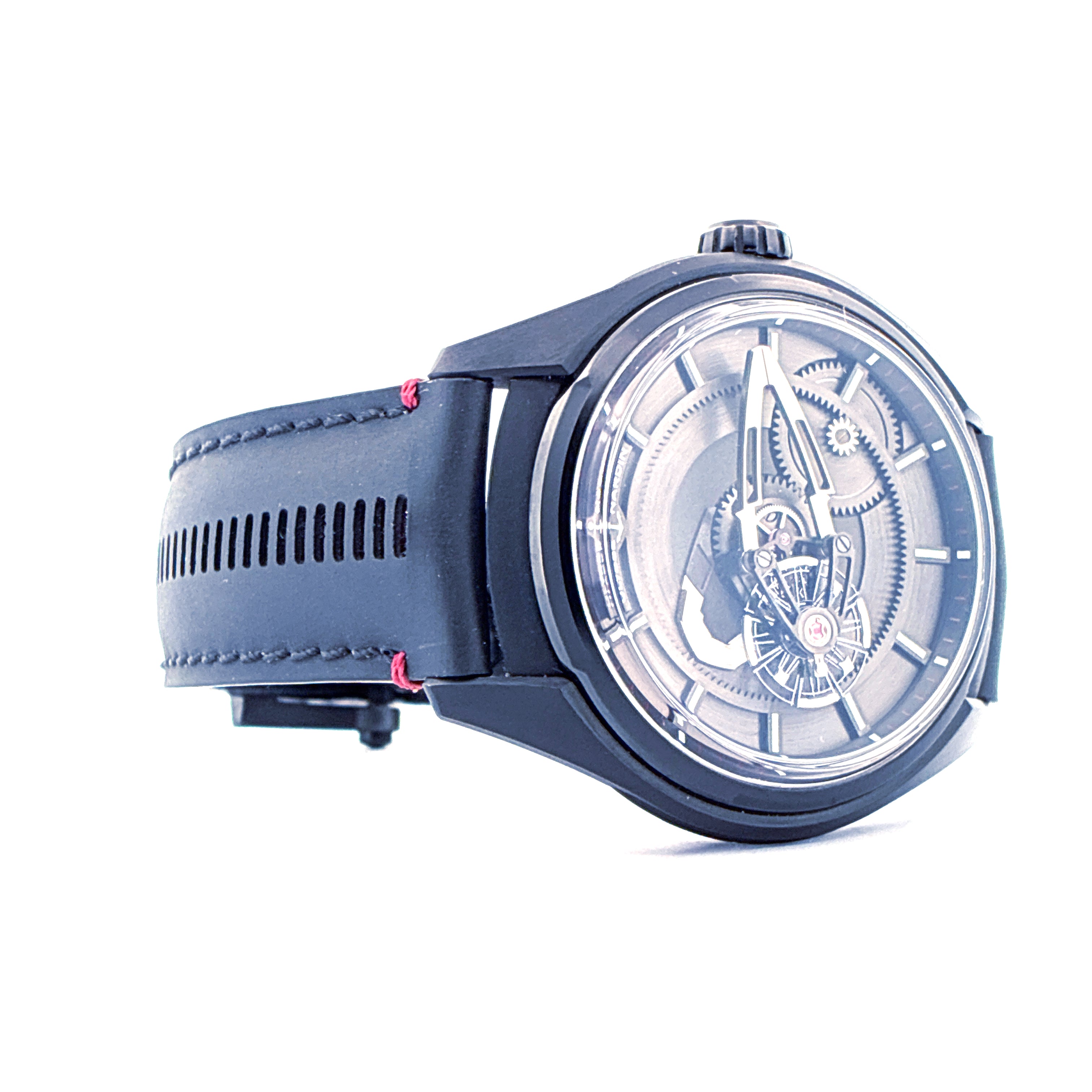 Ulysse Nardin Freak X mit schwarzem Lederarmband und skelettiertem Zifferblatt auf weißem Hintergrund