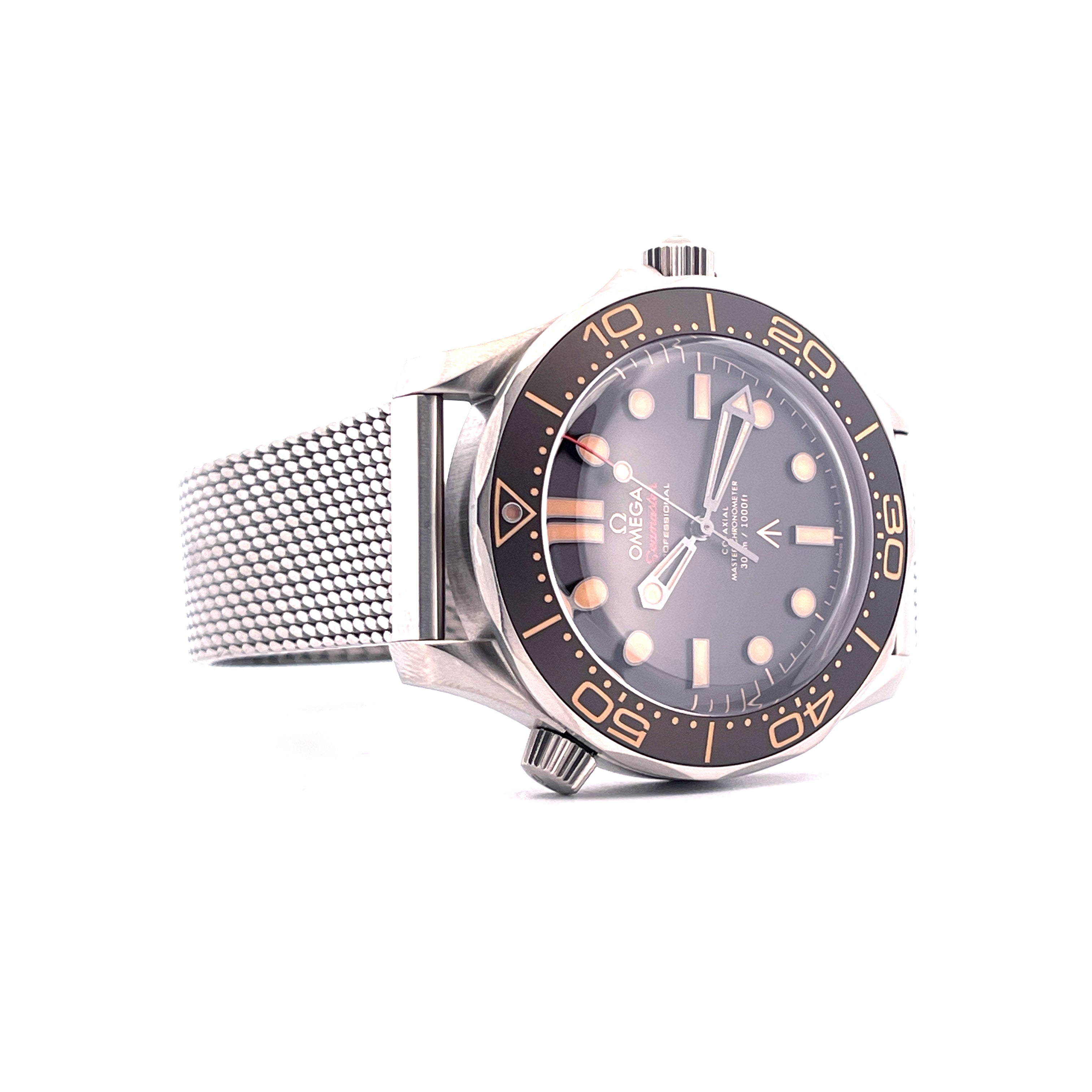 Omega Seamaster Diver 300m 007 Titan mit Milanaiseband, von schräg vorne auf weißem Hintergrund